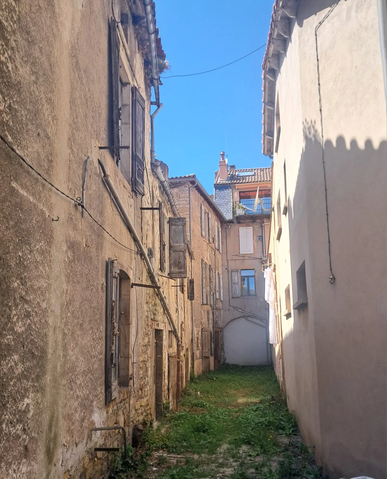 Maison de ville à rénover à Millau avec garage, caves et jardin