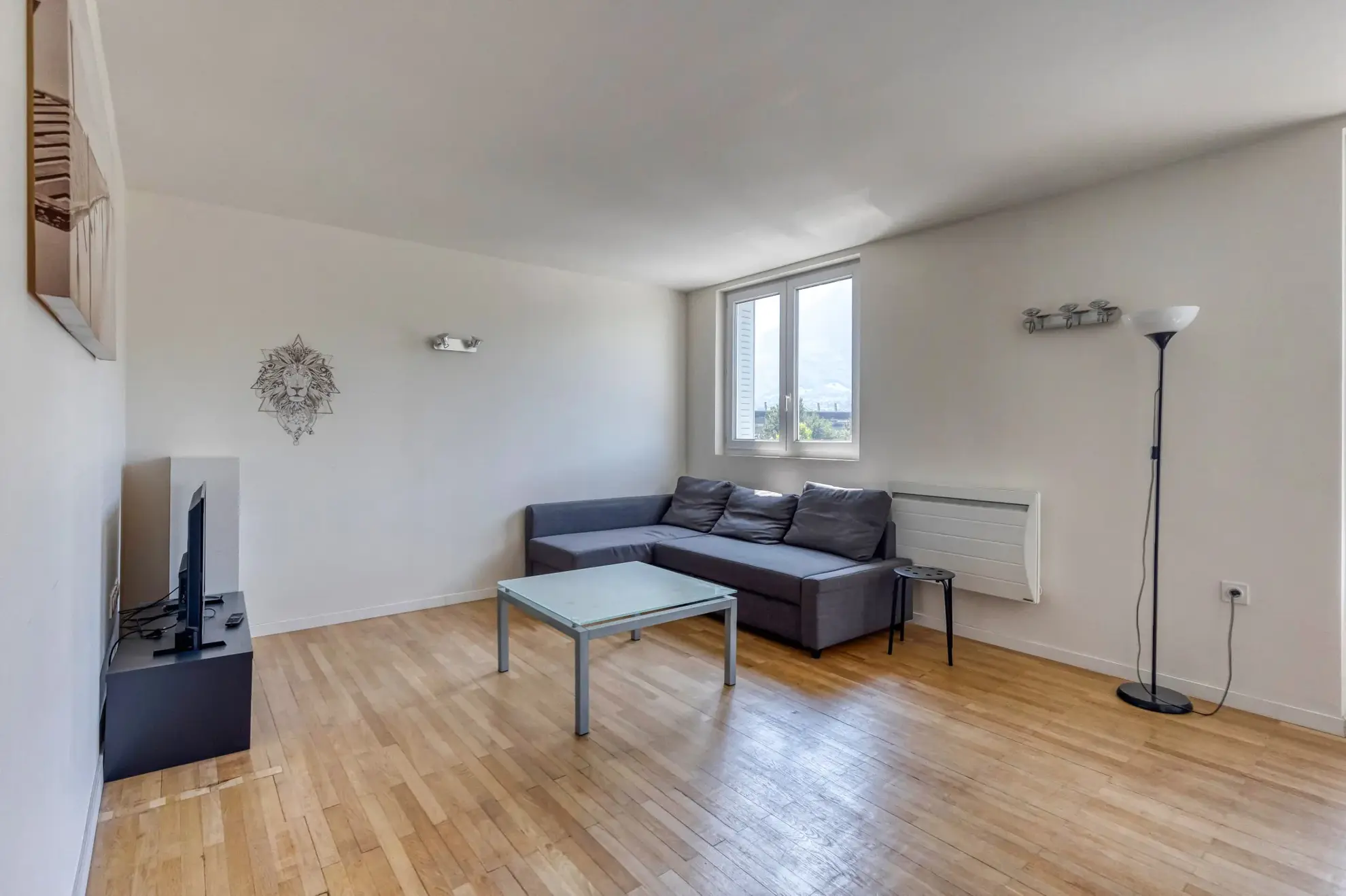 Appartement T4 rénové à Grenoble avec balcons et parking, idéal pour investisseurs
