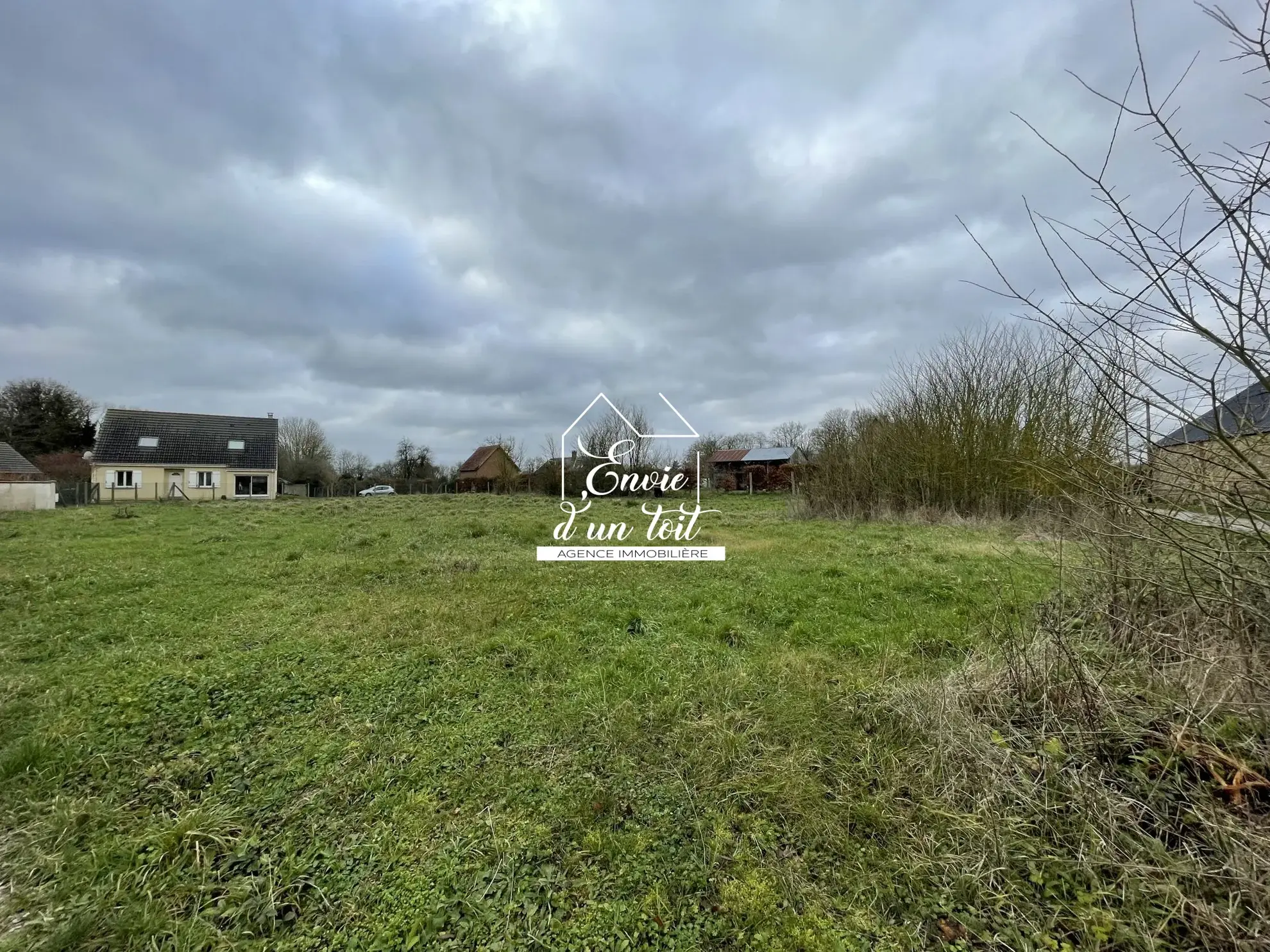 Terrain constructible de 850 m² à Venon en environnement calme