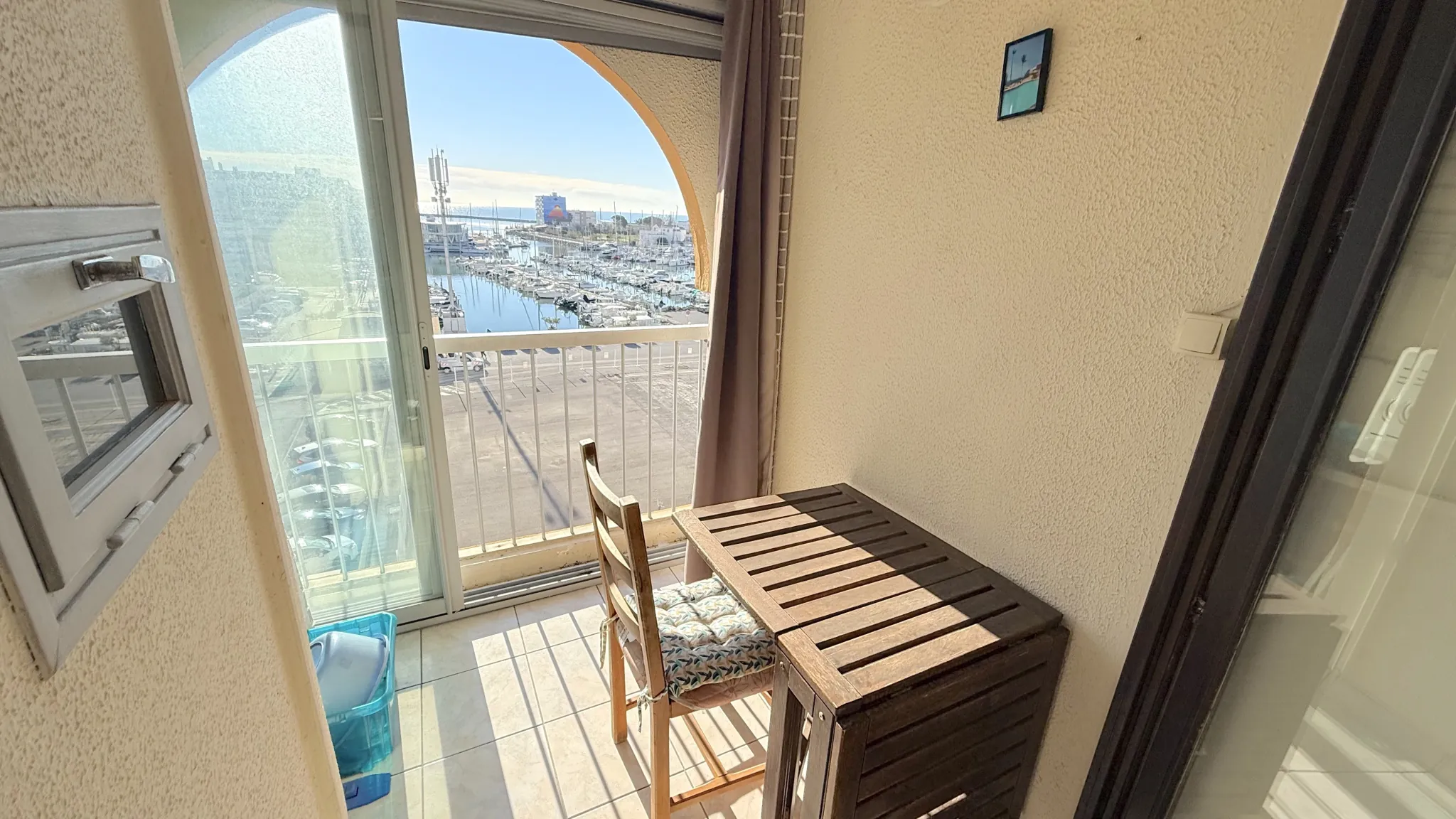 Studio cabine à Carnon-Plage avec vue sur port et mer, parking privé 