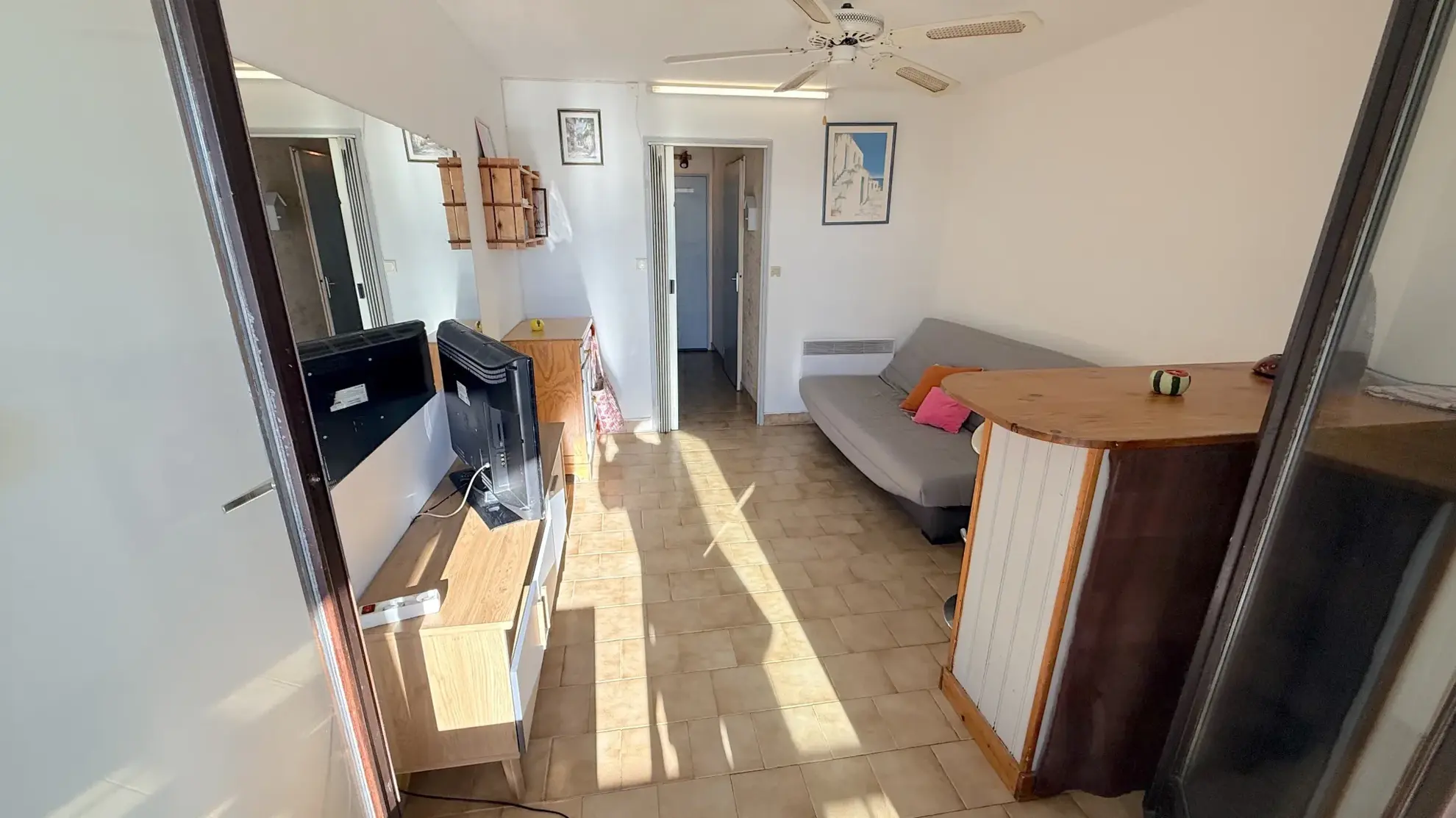 Studio cabine à Carnon-Plage avec vue sur port et mer, parking privé 