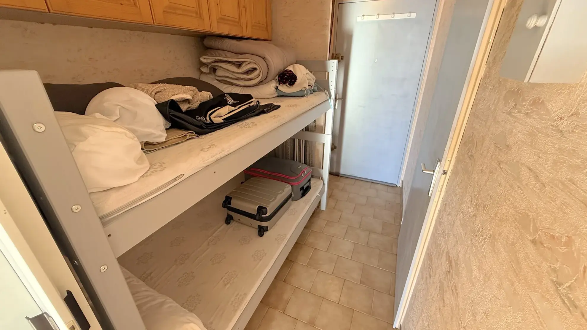 Studio cabine à Carnon-Plage avec vue sur port et mer, parking privé 