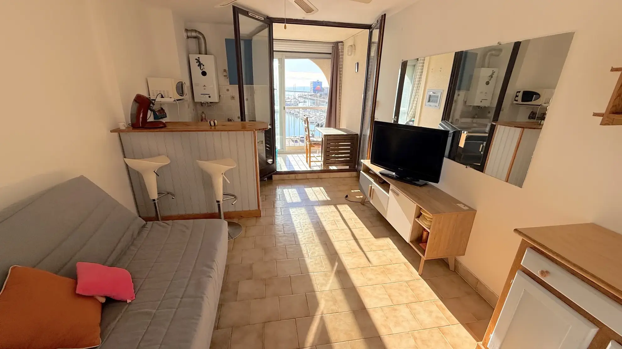 Studio cabine à Carnon-Plage avec vue sur port et mer, parking privé 