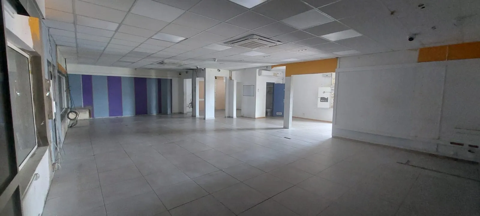 Local professionnel spacieux avec vitrine à Cayenne, zone d'activité dynamique 