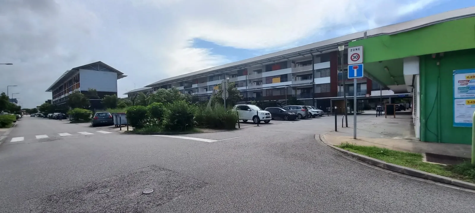 Local professionnel spacieux avec vitrine à Cayenne, zone d'activité dynamique 