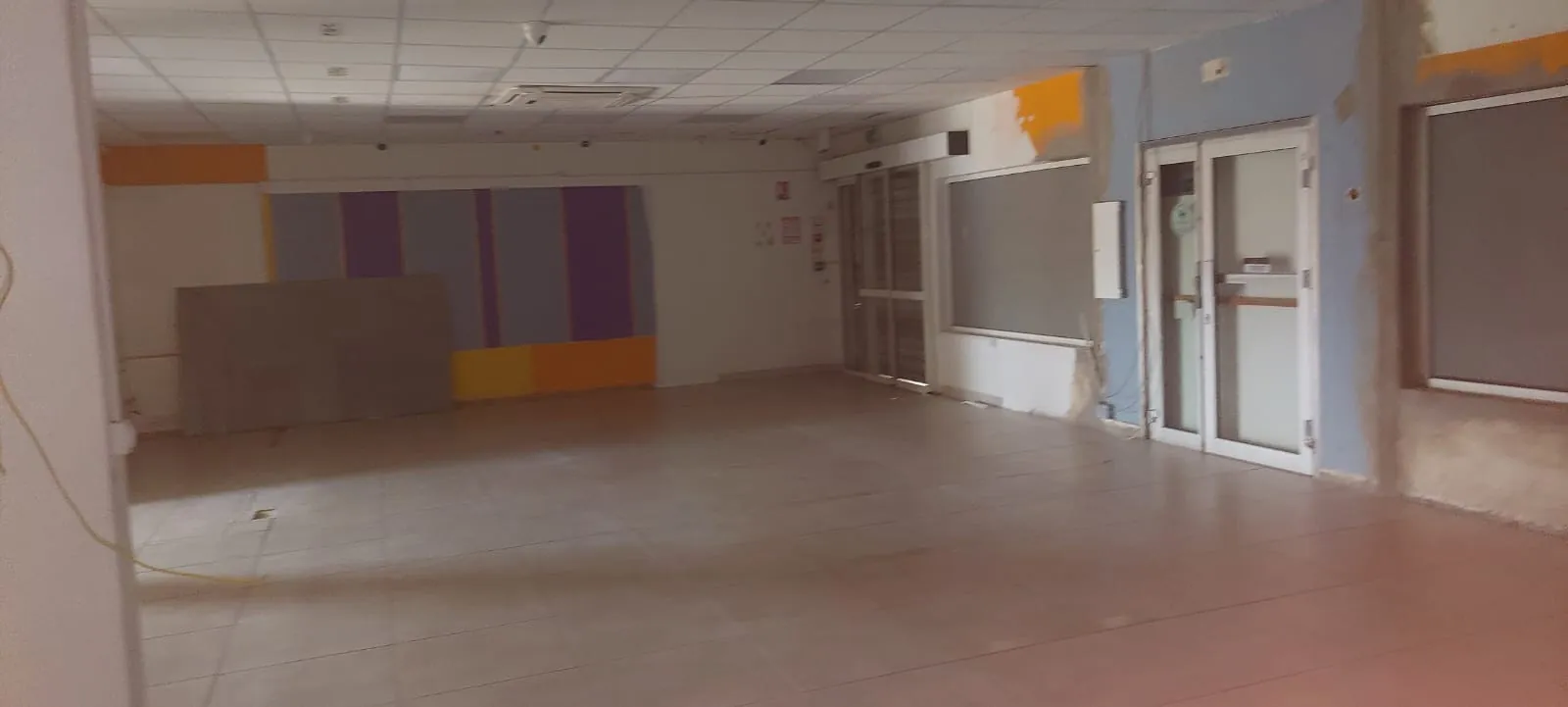 Local professionnel spacieux avec vitrine à Cayenne, zone d'activité dynamique 