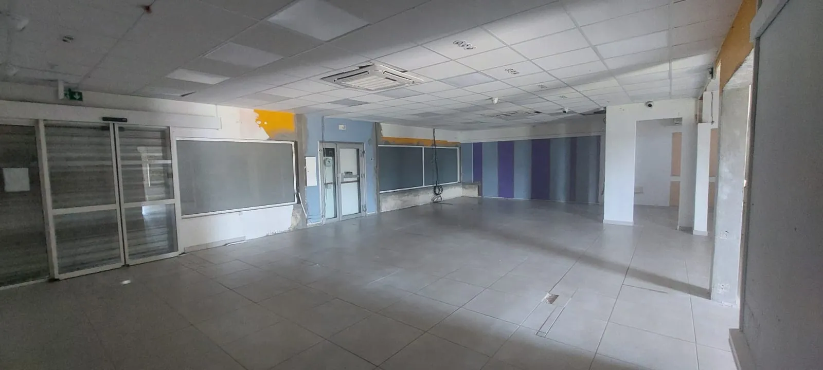 Local professionnel spacieux avec vitrine à Cayenne, zone d'activité dynamique 