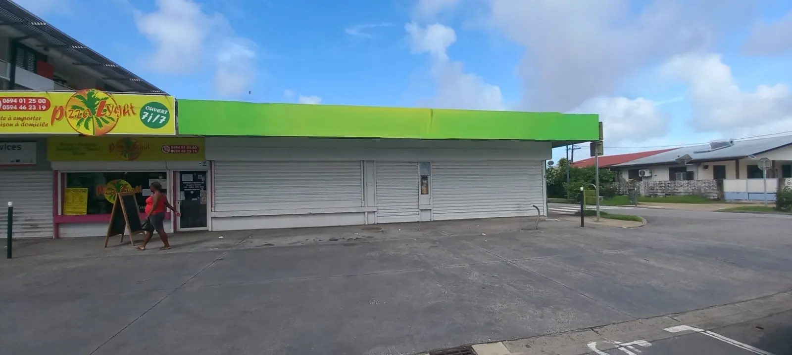 Local professionnel spacieux avec vitrine à Cayenne, zone d'activité dynamique 