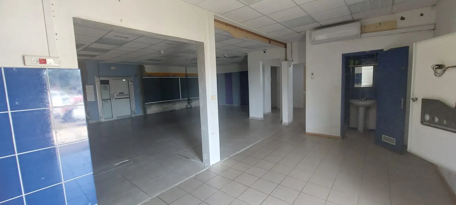 Local professionnel spacieux avec vitrine à Cayenne, zone d'activité dynamique 