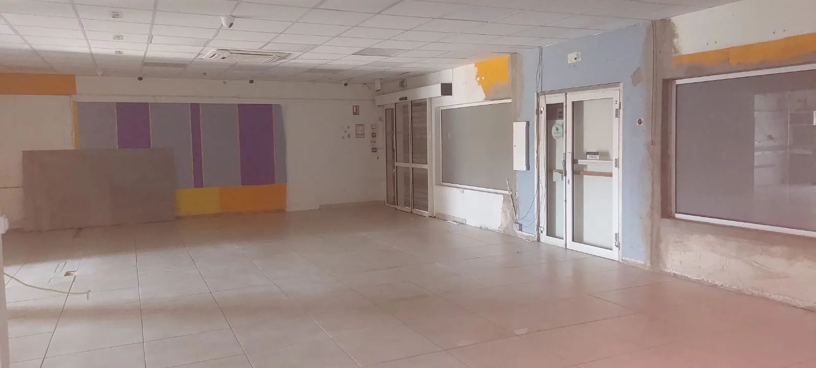 Local professionnel spacieux avec vitrine à Cayenne, zone d'activité dynamique 