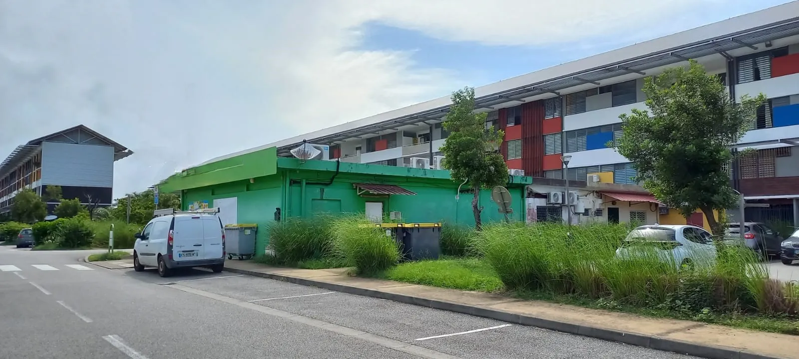 Local professionnel spacieux avec vitrine à Cayenne, zone d'activité dynamique 