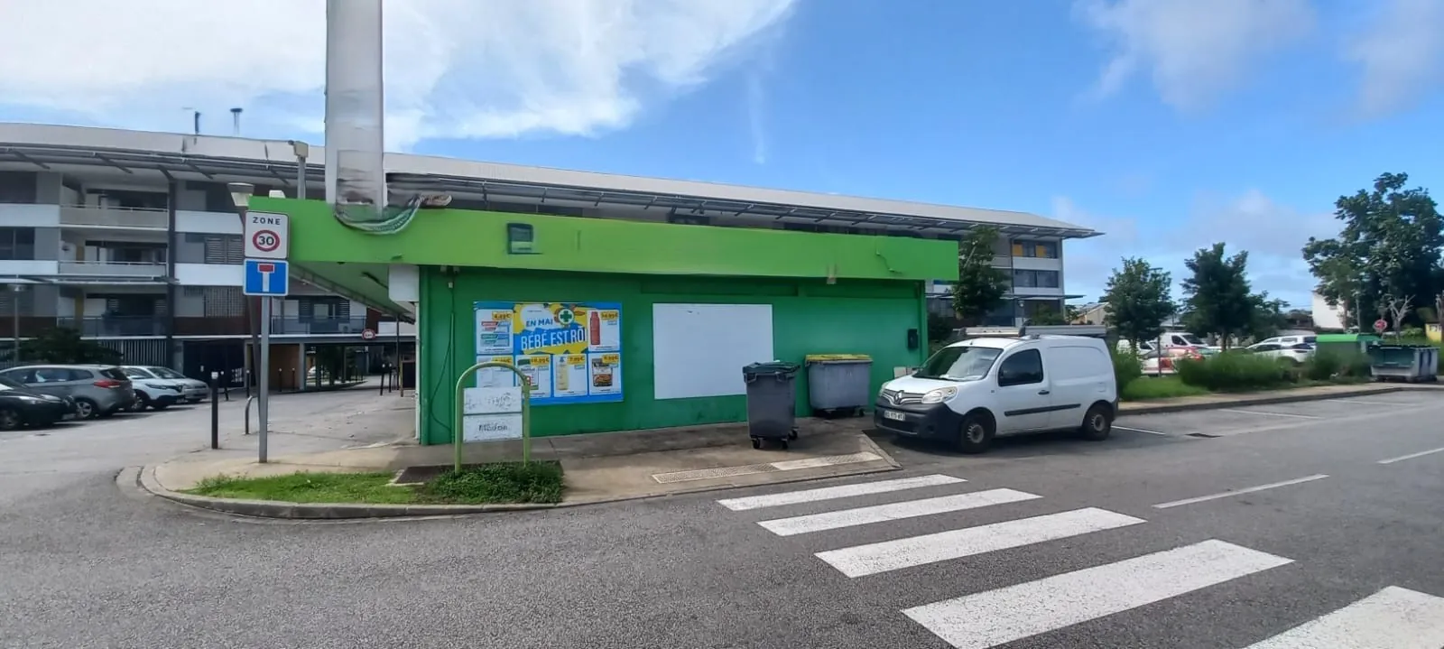 Local professionnel spacieux avec vitrine à Cayenne, zone d'activité dynamique 
