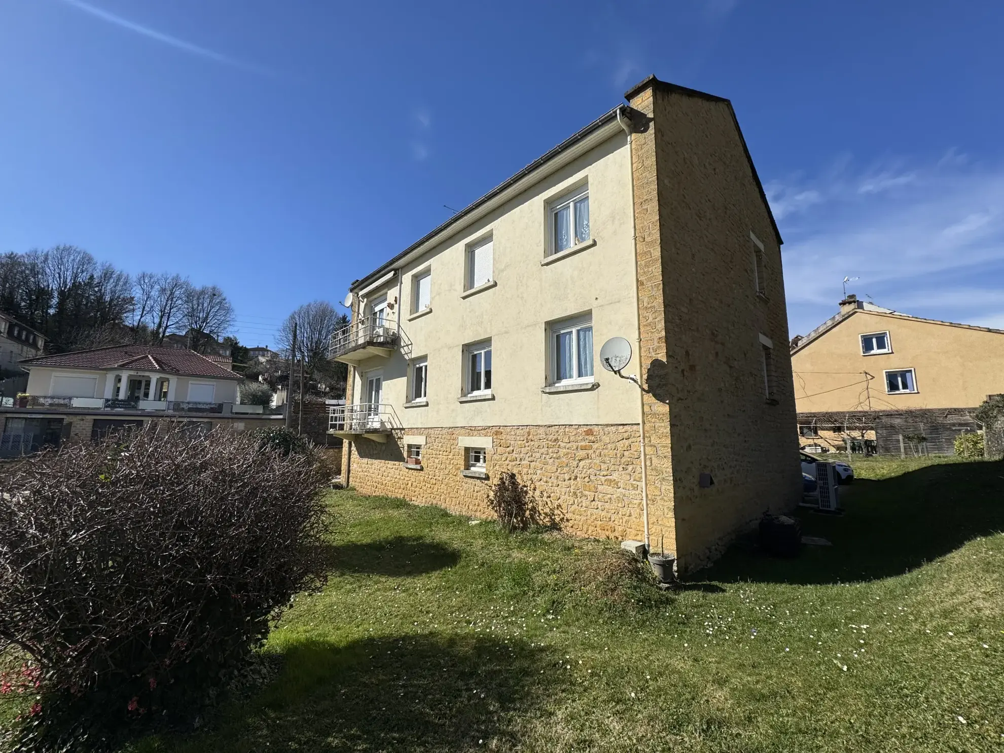 Investissement immobilier à Sarlat : Immeuble de rapport avec deux appartements T4 et parking