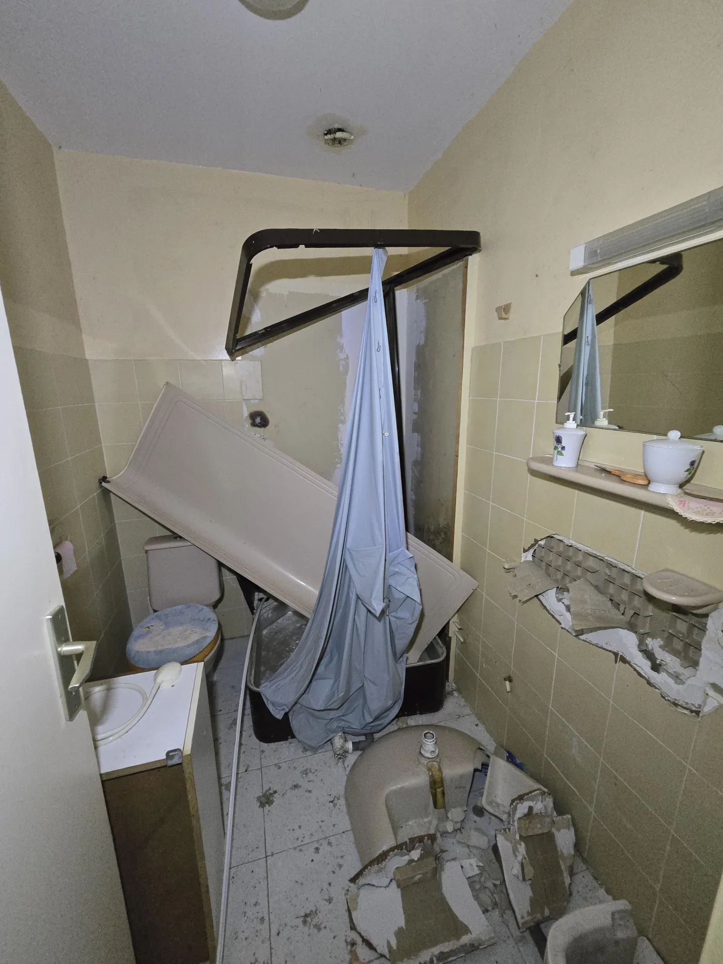 Maison de plain-pied avec jardin, garages et dépendances à Rouillac (16170) 