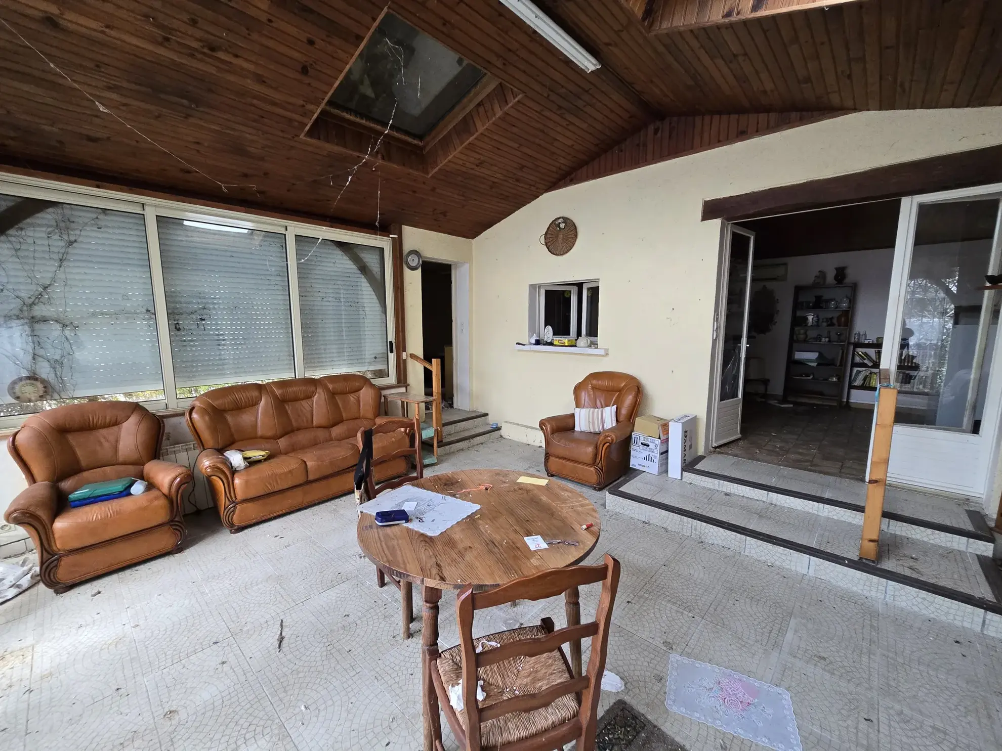 Maison de plain-pied avec jardin, garages et dépendances à Rouillac (16170) 