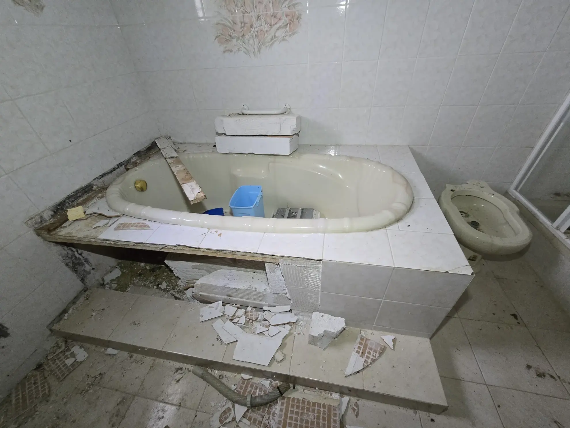 Maison de plain-pied avec jardin, garages et dépendances à Rouillac (16170) 