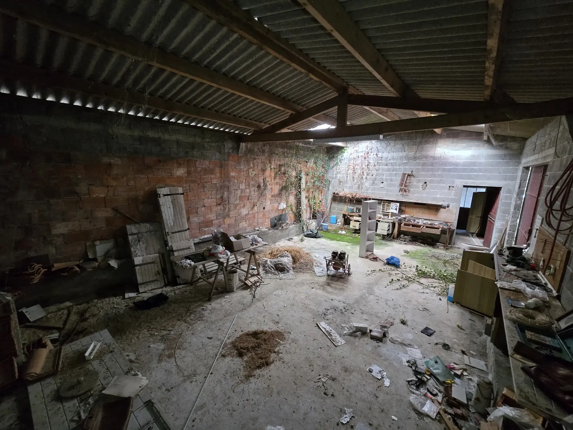 Maison de plain-pied avec jardin, garages et dépendances à Rouillac (16170) 
