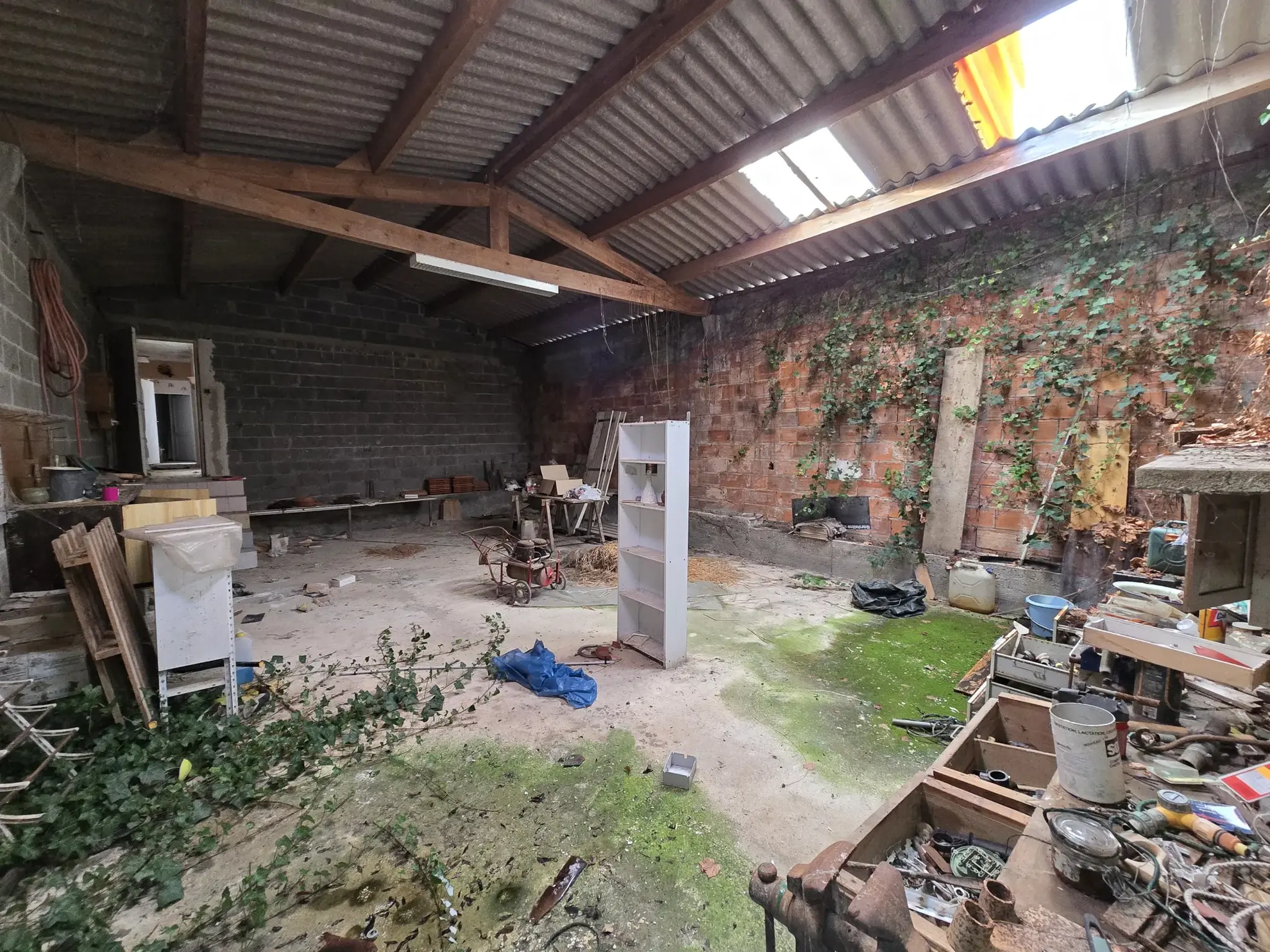 Maison de plain-pied avec jardin, garages et dépendances à Rouillac (16170) 