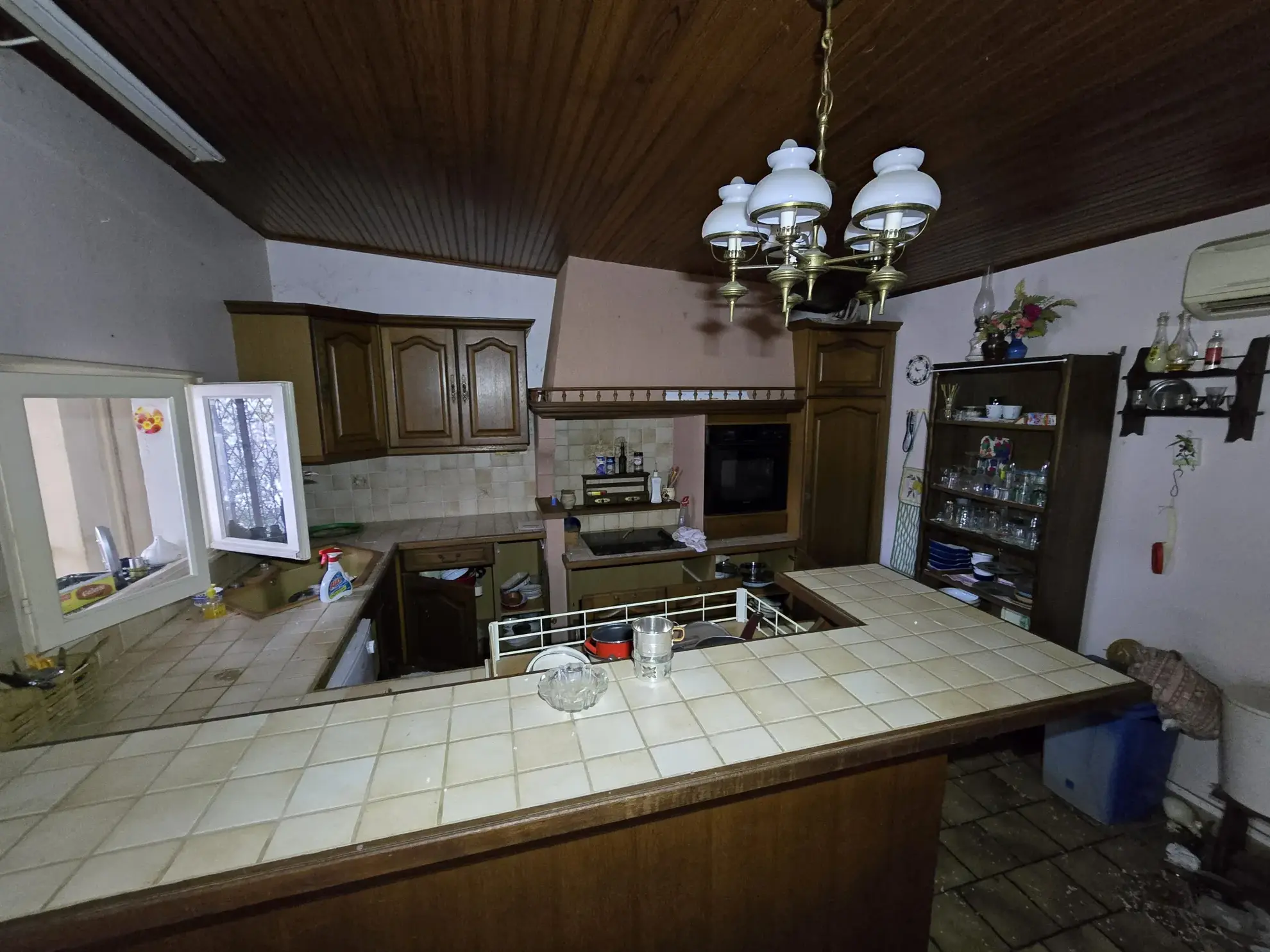 Maison de plain-pied avec jardin, garages et dépendances à Rouillac (16170) 