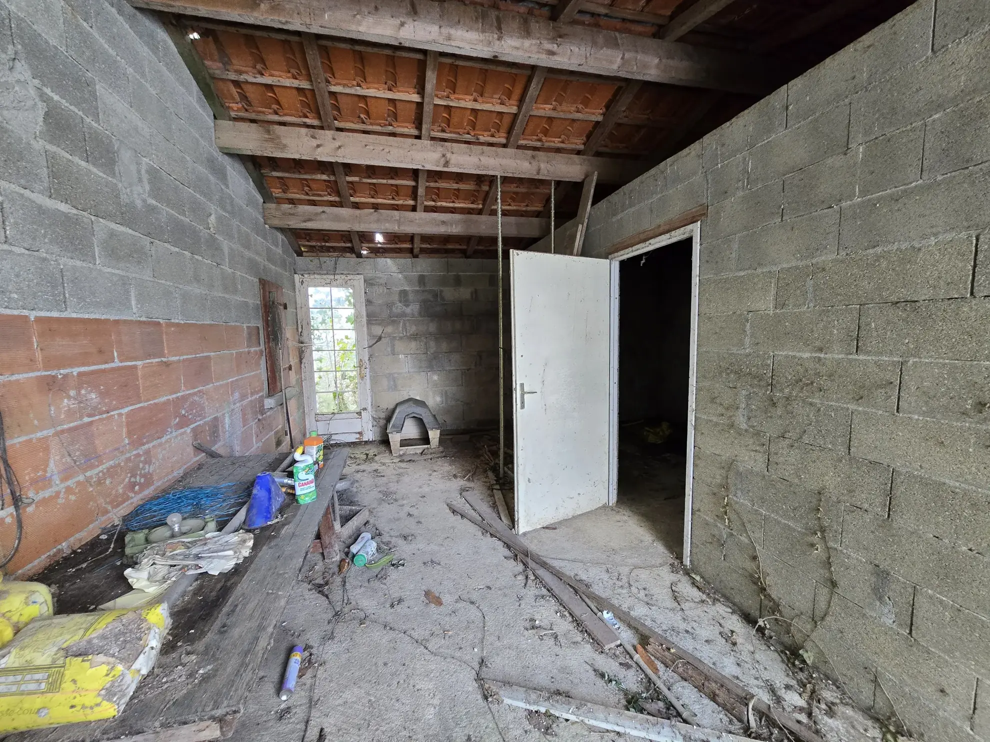 Maison de plain-pied avec jardin, garages et dépendances à Rouillac (16170) 