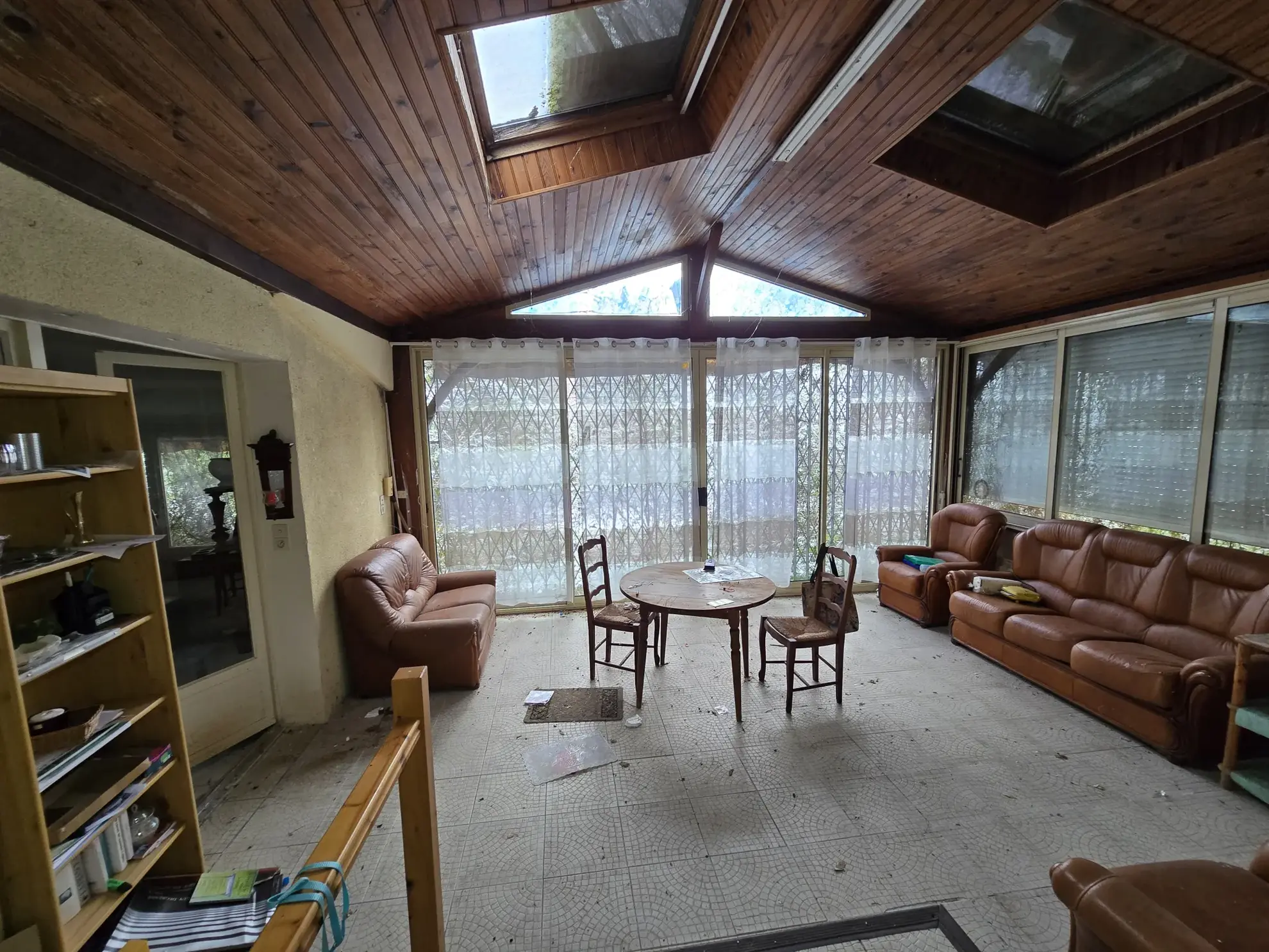 Maison de plain-pied avec jardin, garages et dépendances à Rouillac (16170)