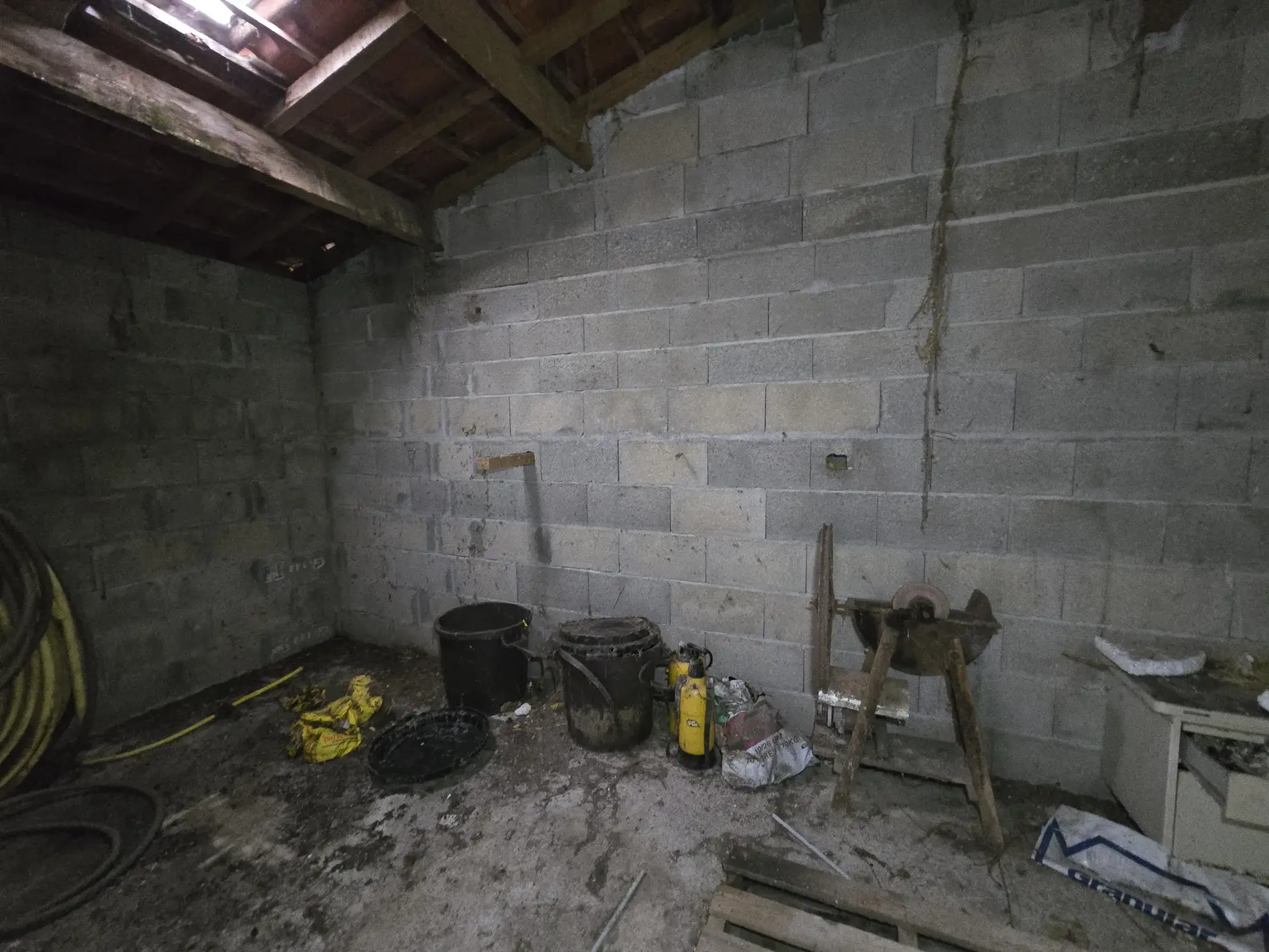 Maison de plain-pied avec jardin, garages et dépendances à Rouillac (16170) 