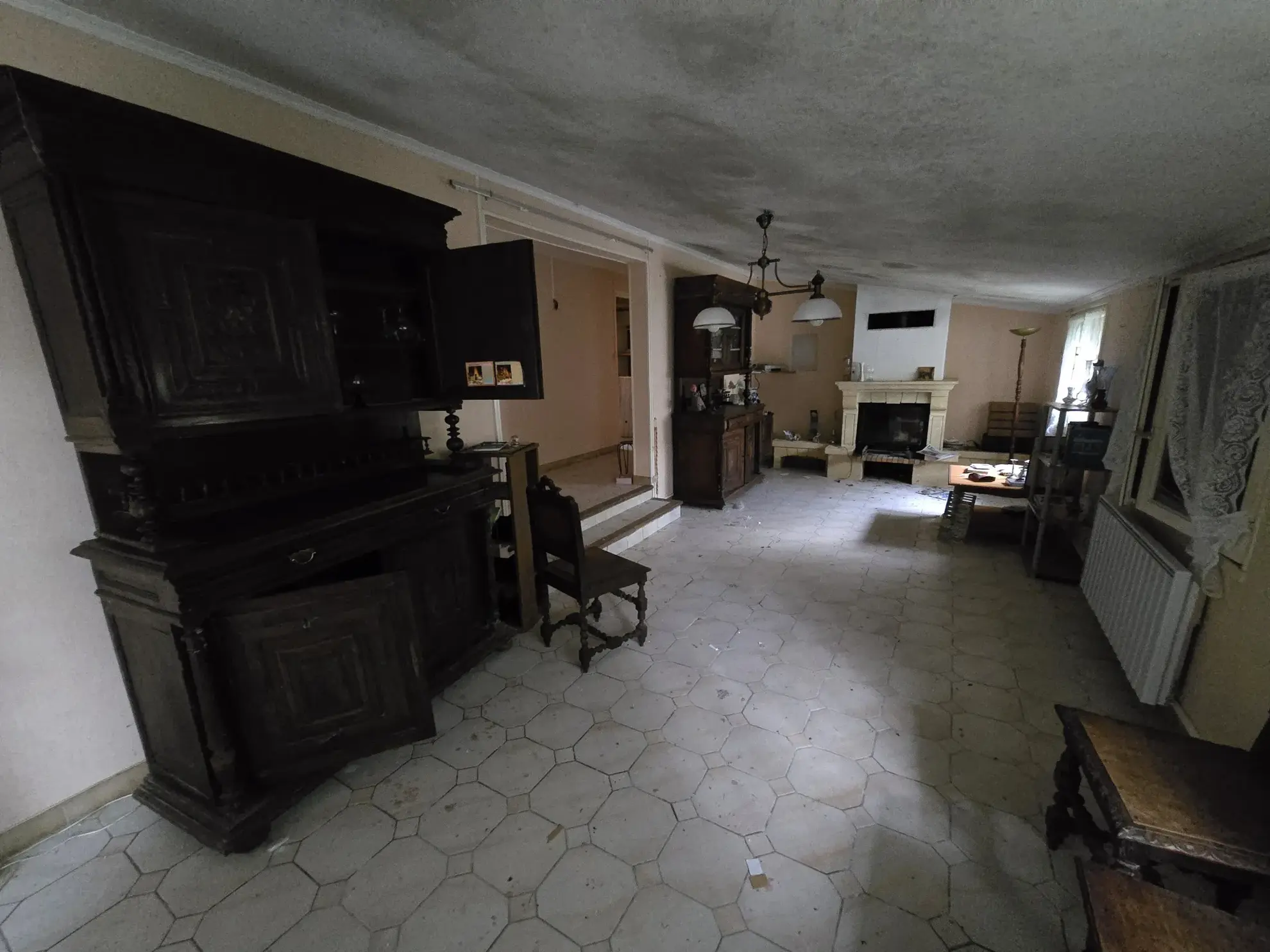 Maison de plain-pied avec jardin, garages et dépendances à Rouillac (16170) 