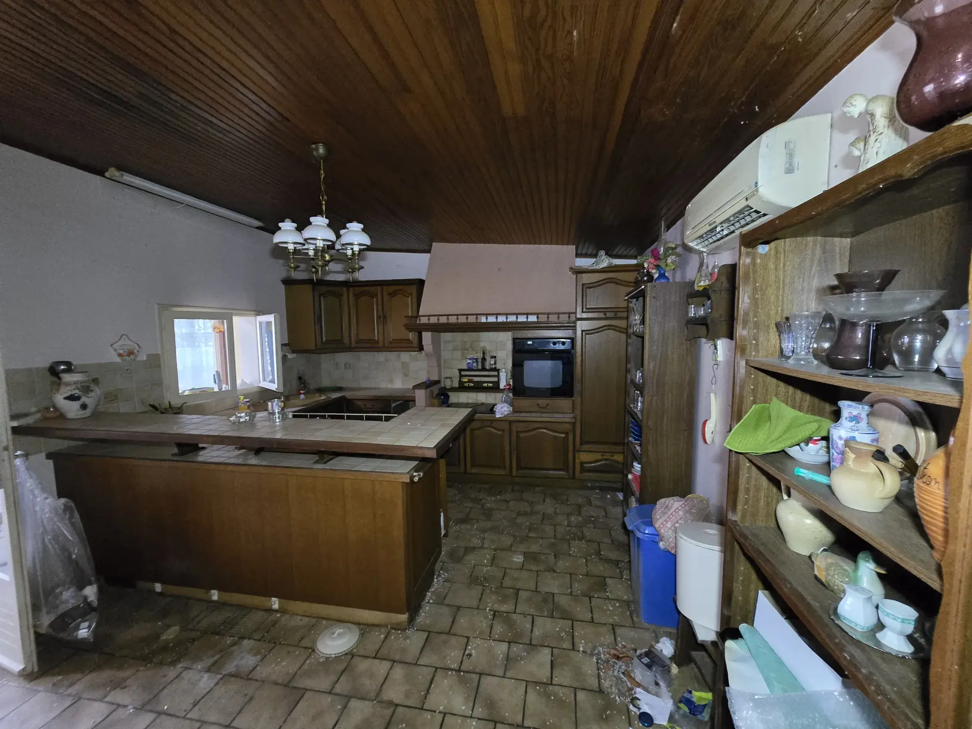 Maison de plain-pied avec jardin, garages et dépendances à Rouillac (16170) 