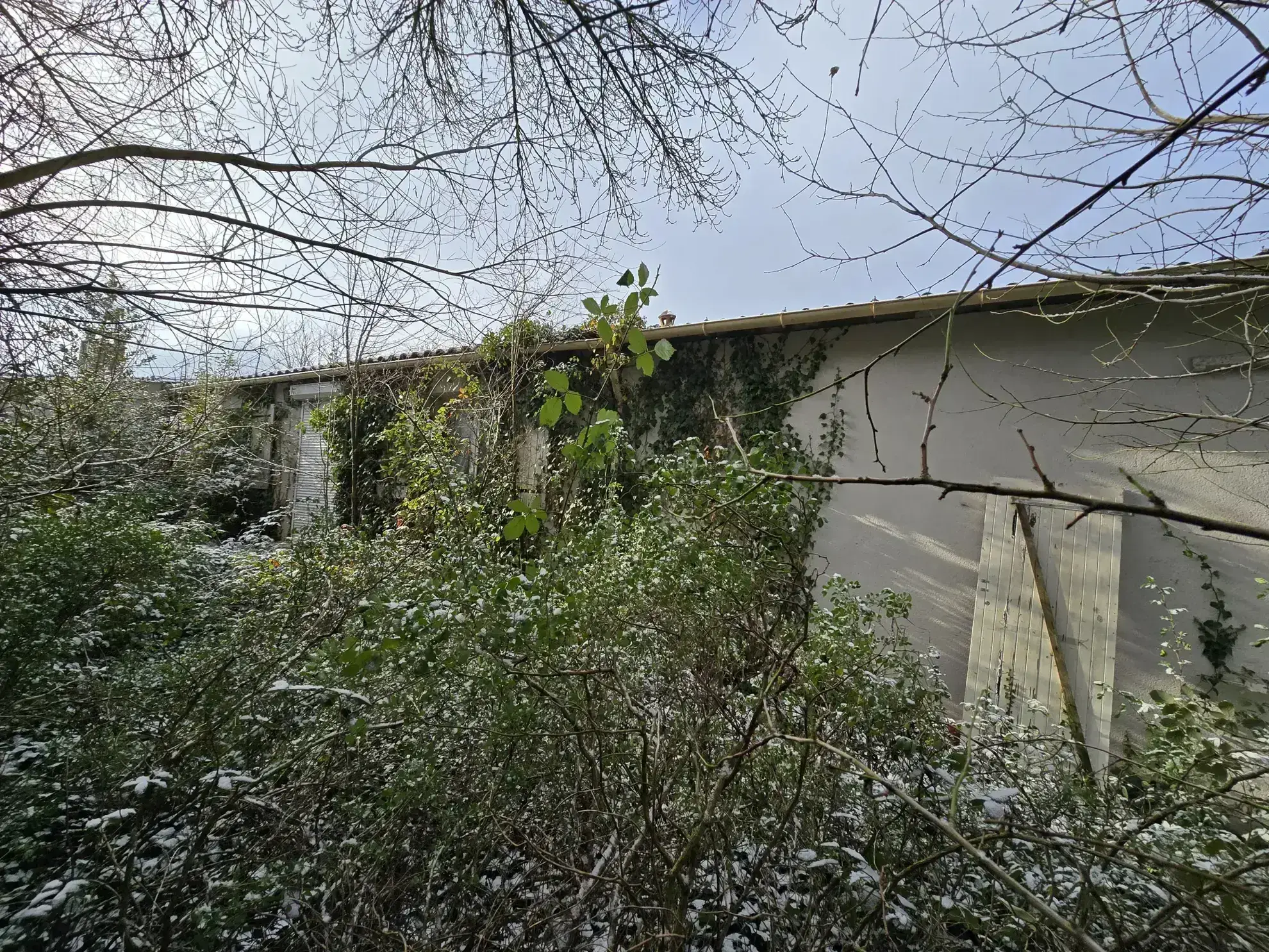 Maison de plain-pied avec jardin, garages et dépendances à Rouillac (16170) 