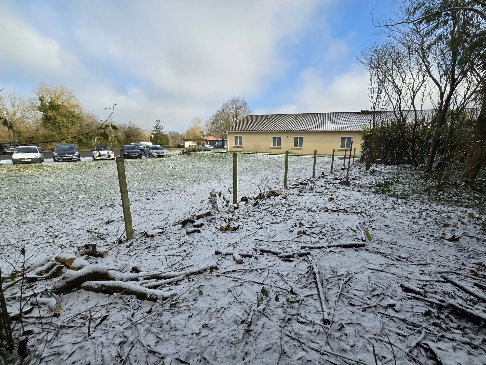 Maison de plain-pied avec jardin, garages et dépendances à Rouillac (16170) 