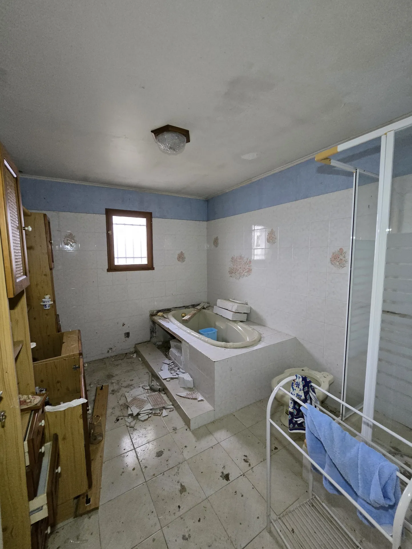 Maison de plain-pied avec jardin, garages et dépendances à Rouillac (16170) 