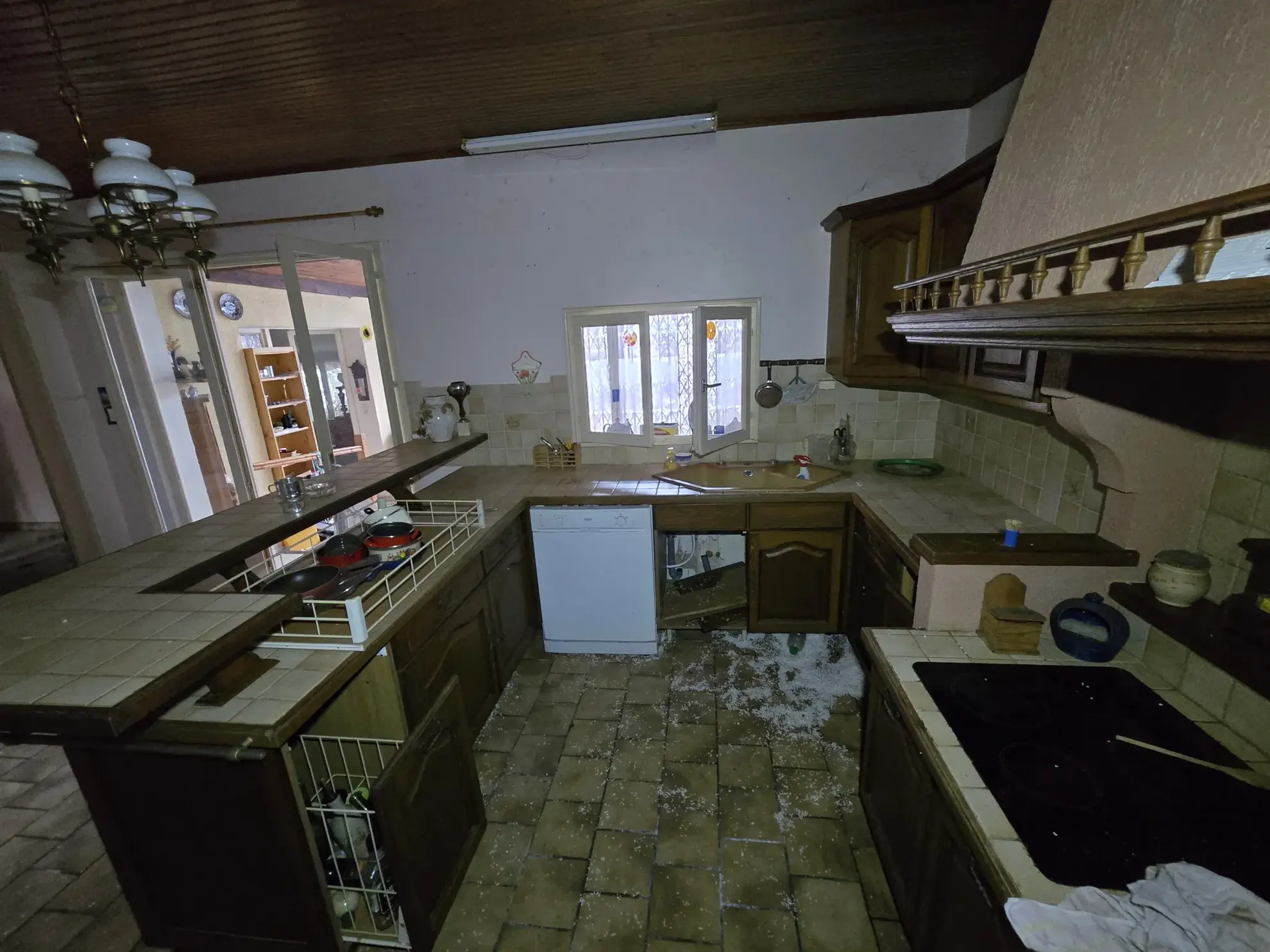 Maison de plain-pied avec jardin, garages et dépendances à Rouillac (16170) 