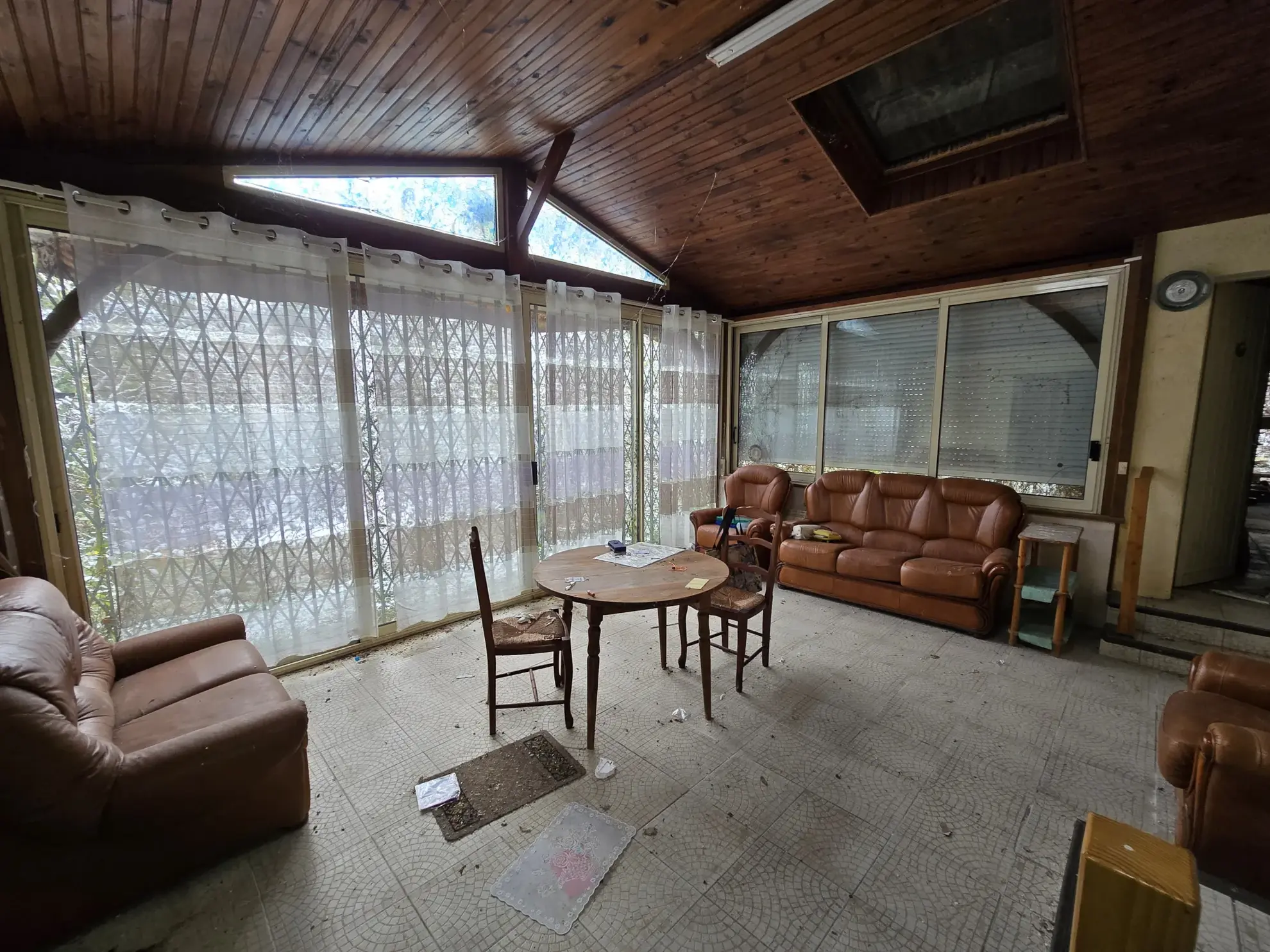 Maison de plain-pied avec jardin, garages et dépendances à Rouillac (16170) 