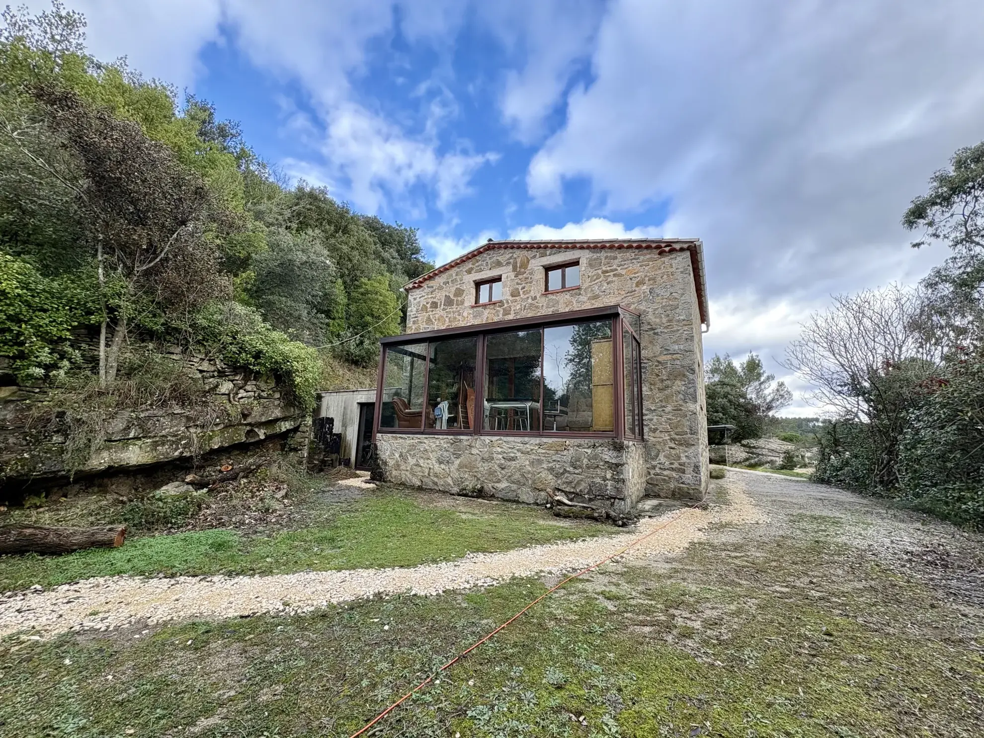 Charmant mas à Saint Ambroix avec grand terrain et garage spacieux