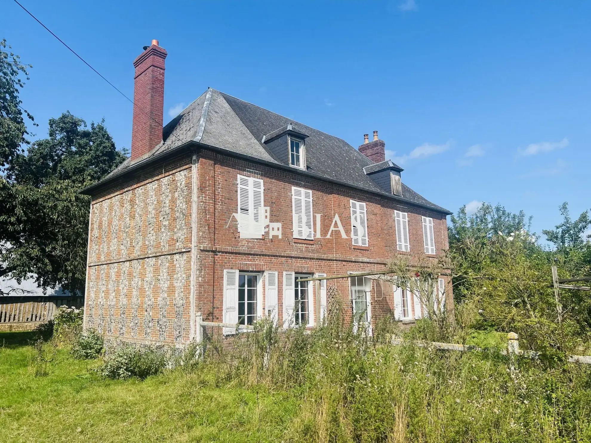 Ancien corps de ferme à restaurer à Bernay, charme et potentiel 