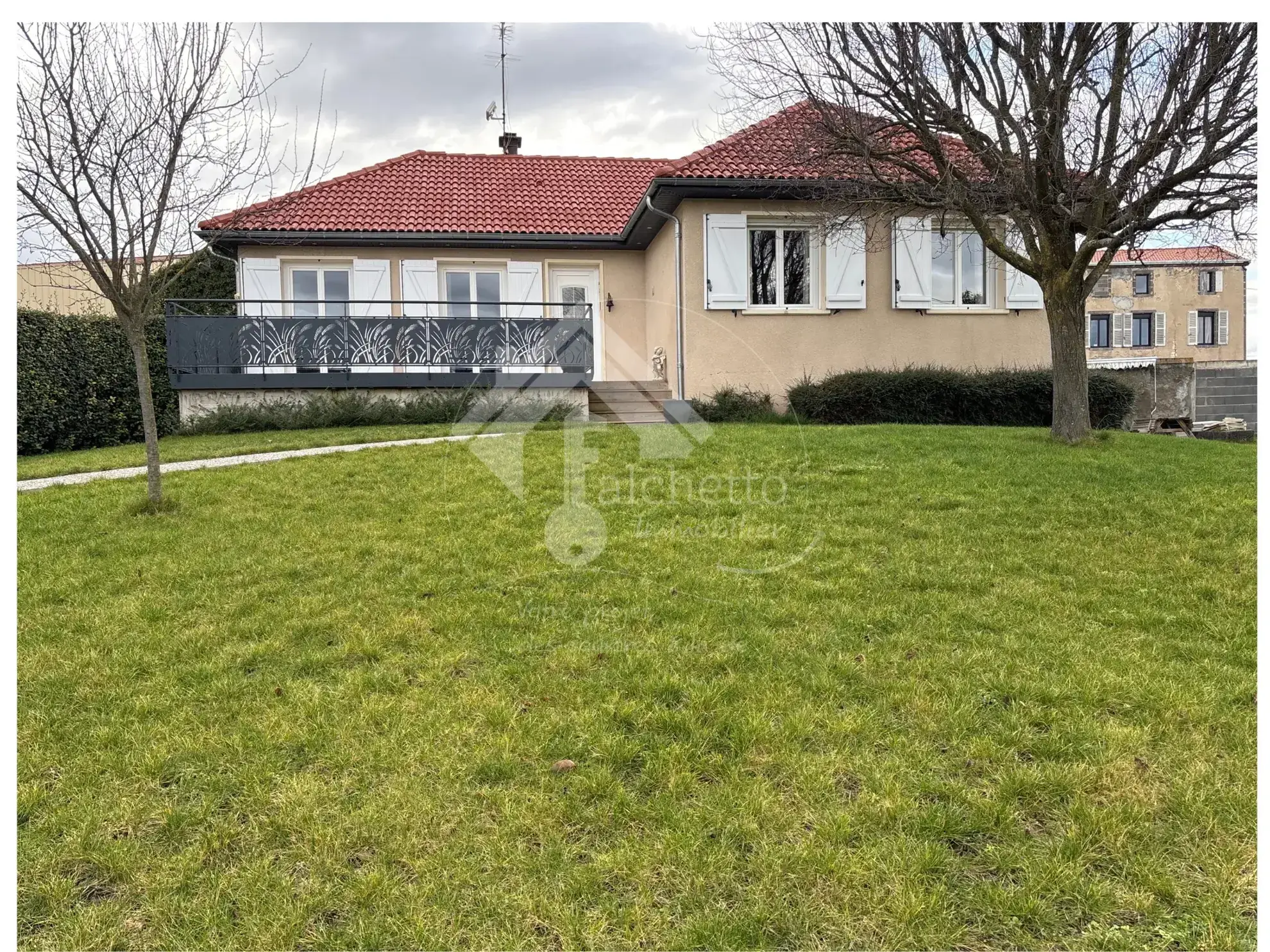 Maison familiale à Surat de 150 m² avec jardin et double séjour, proximité Clermont-Ferrand