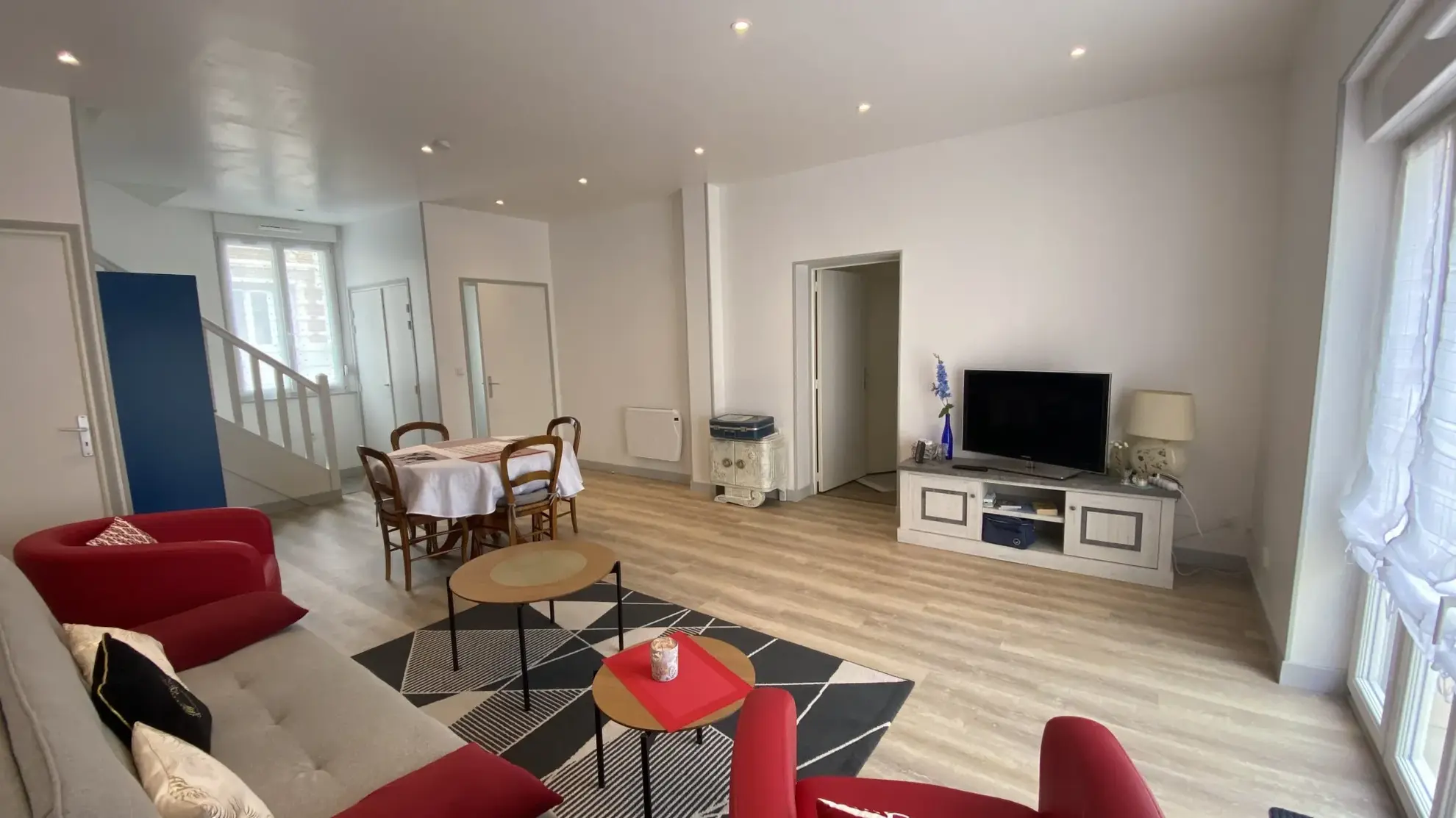 Maison rénovée de 120 m² avec garage et cour à Saint Quentin 