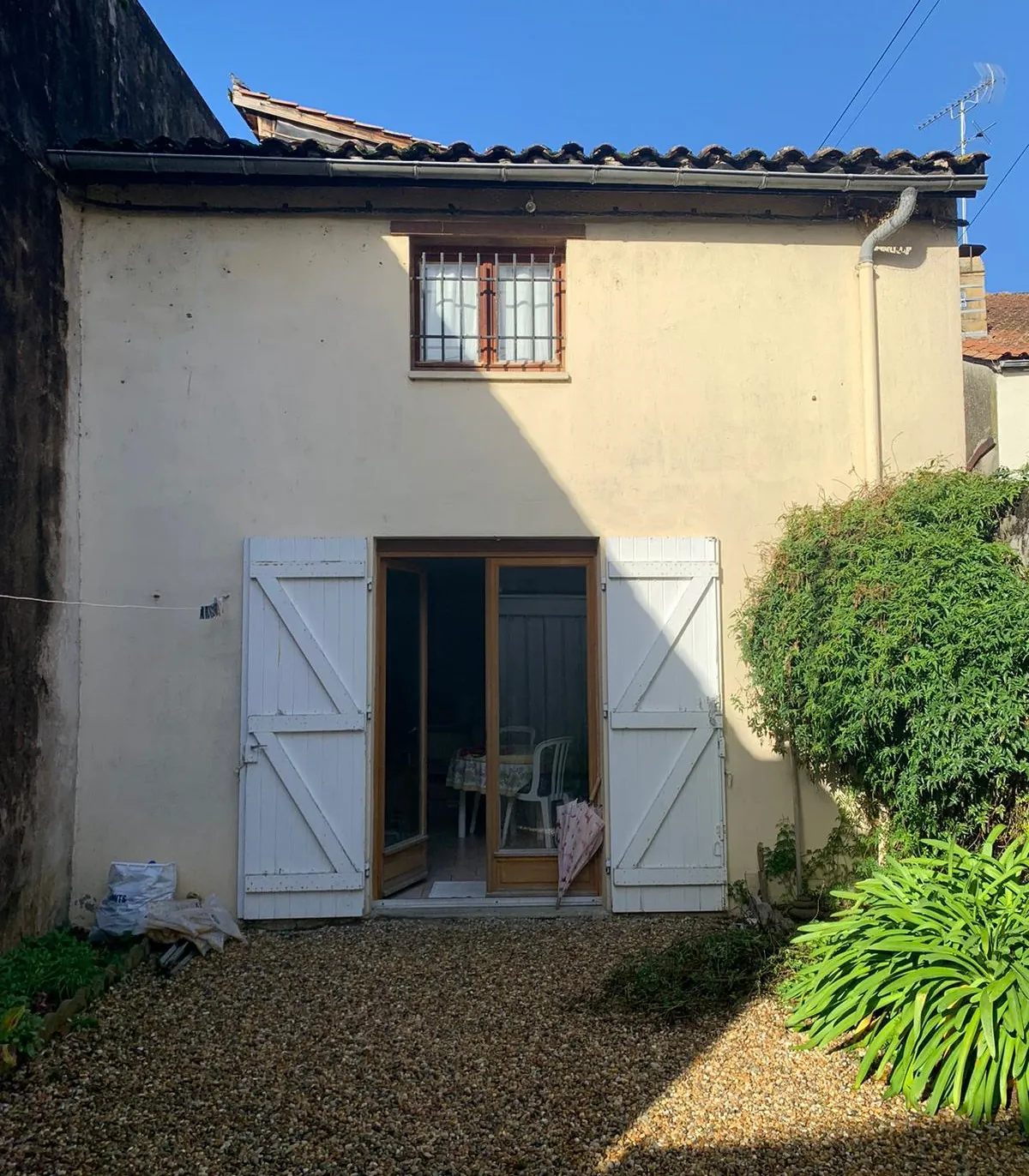 Immeuble en pierre avec deux logements loués au centre de Sauveterre-de-Guyenne