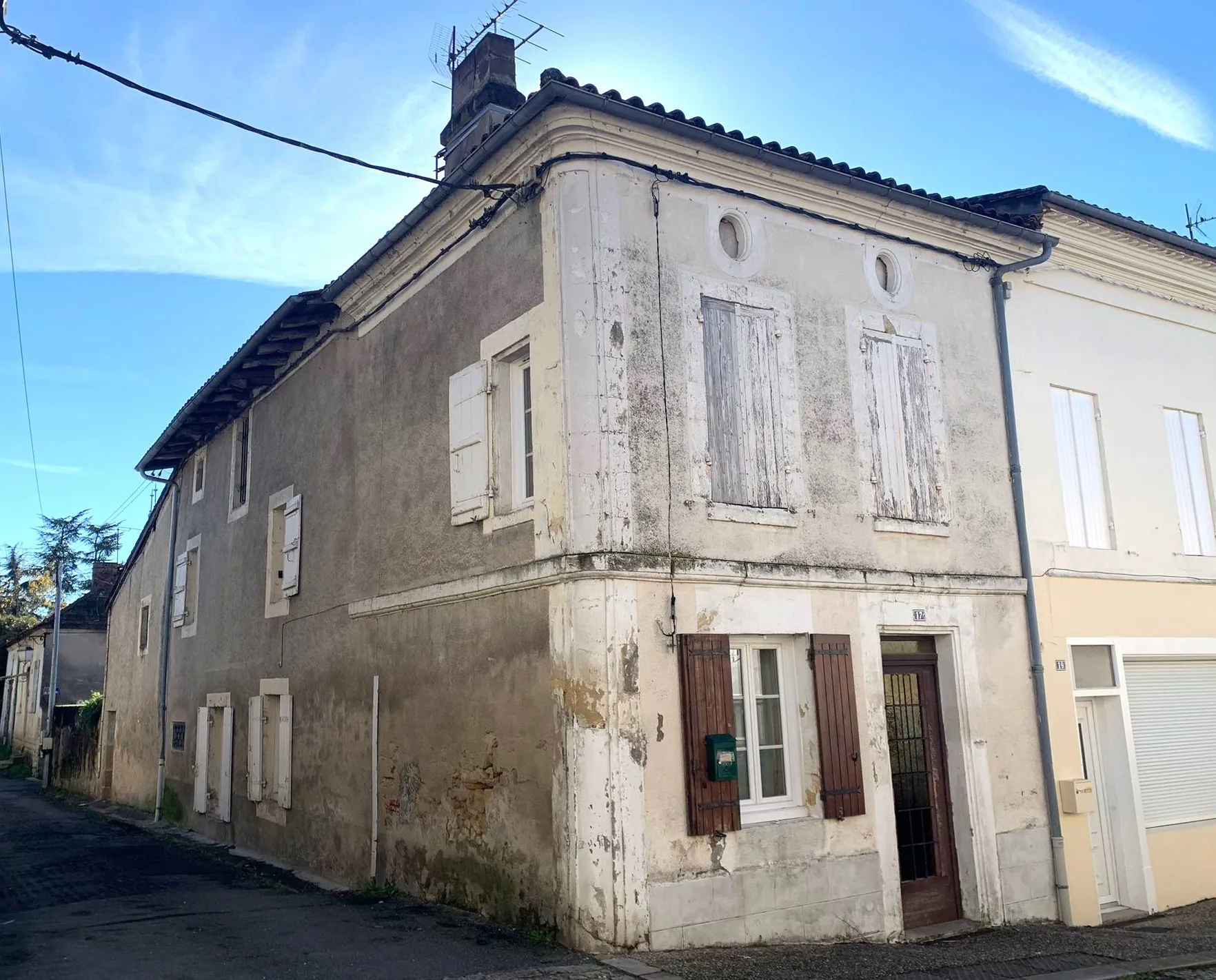 Immeuble en pierre avec deux logements loués au centre de Sauveterre-de-Guyenne 