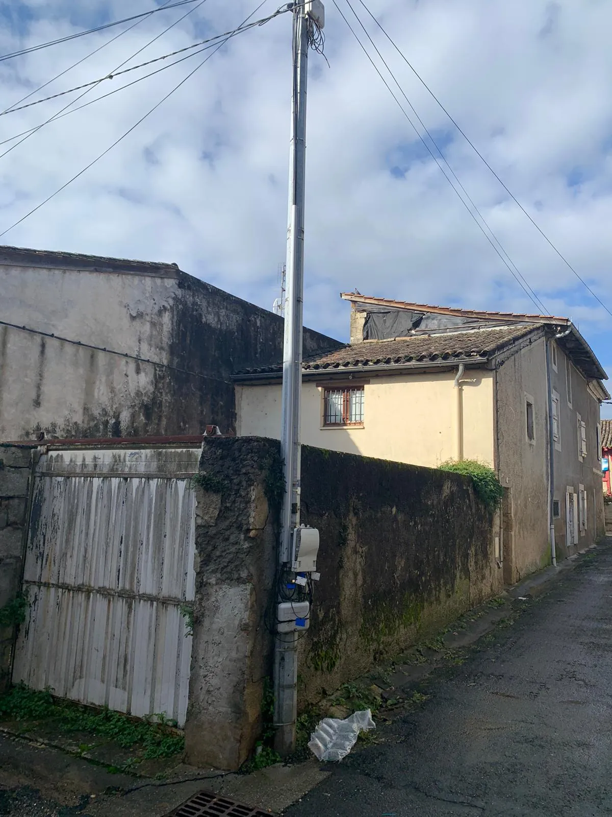Immeuble en pierre avec deux logements loués au centre de Sauveterre-de-Guyenne 