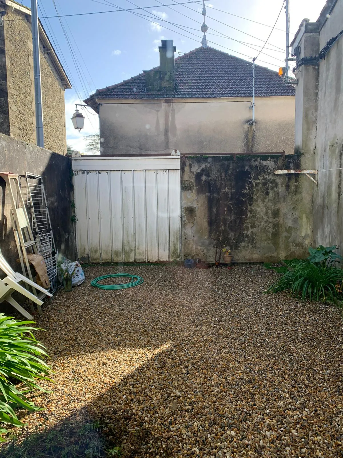 Immeuble en pierre avec deux logements loués au centre de Sauveterre-de-Guyenne 