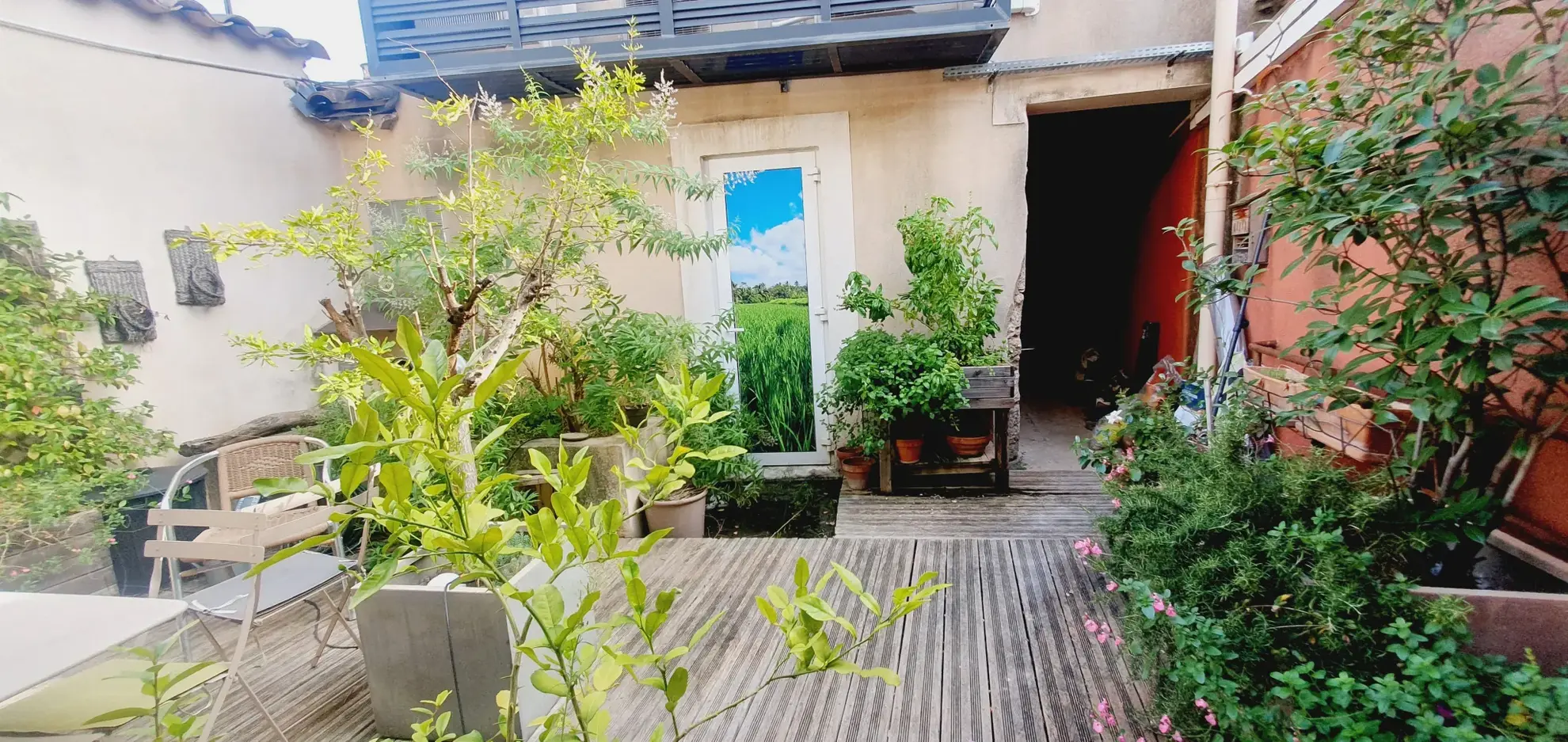 Local professionnel et maison de ville à Nîmes - 100 m² avec cour en centre-ville 