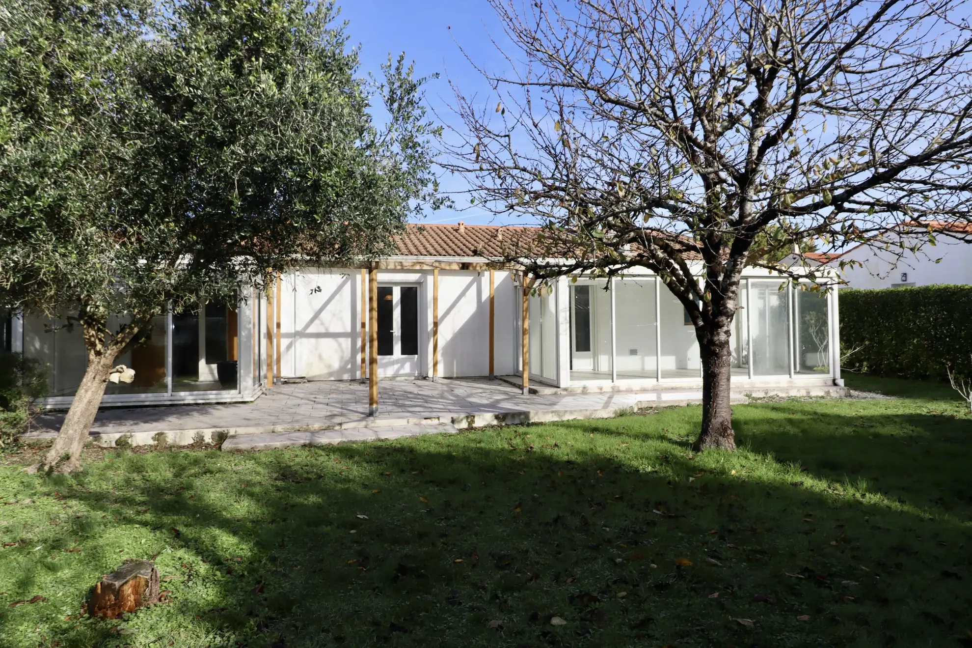 Maison de plain-pied à Semussac proche Royan, jardin et vérandas, idéale pour famille ou retraités