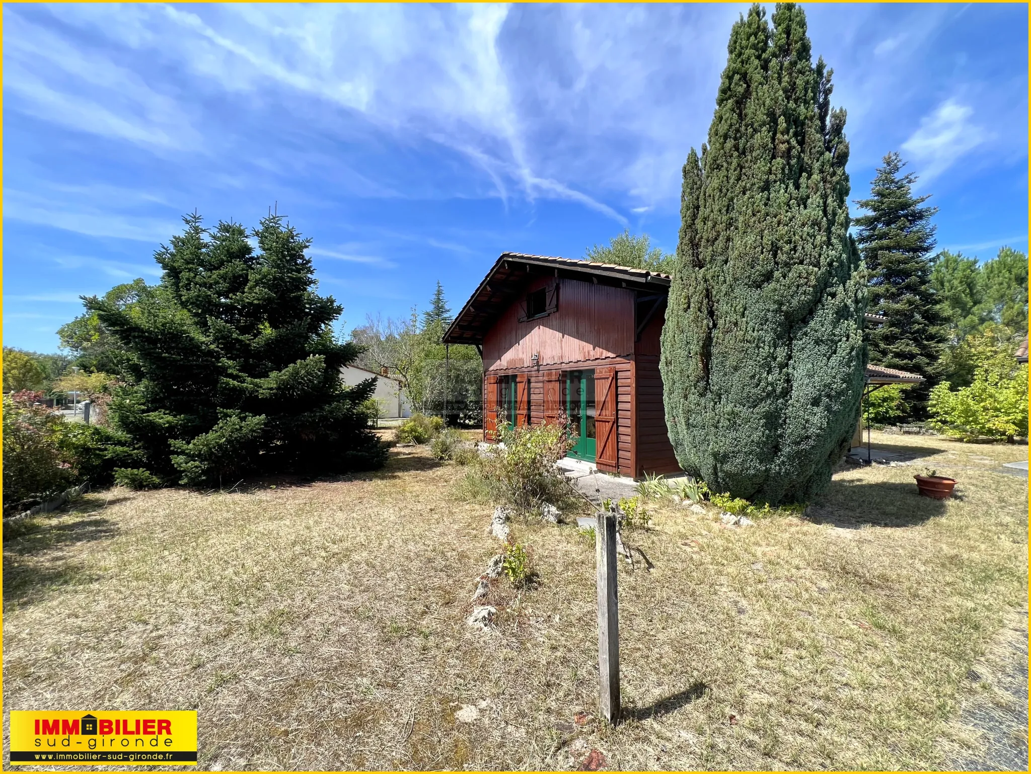 Très belle maison en bois style chalet avec garage à Saint-Michel de Rieufret 