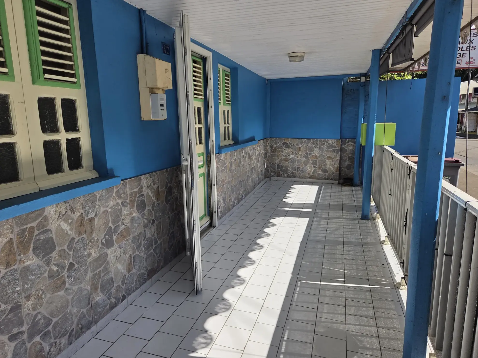 Maison T3 à Petit-Bourg avec terrasse, idéale pour habitation ou activité professionnelle 