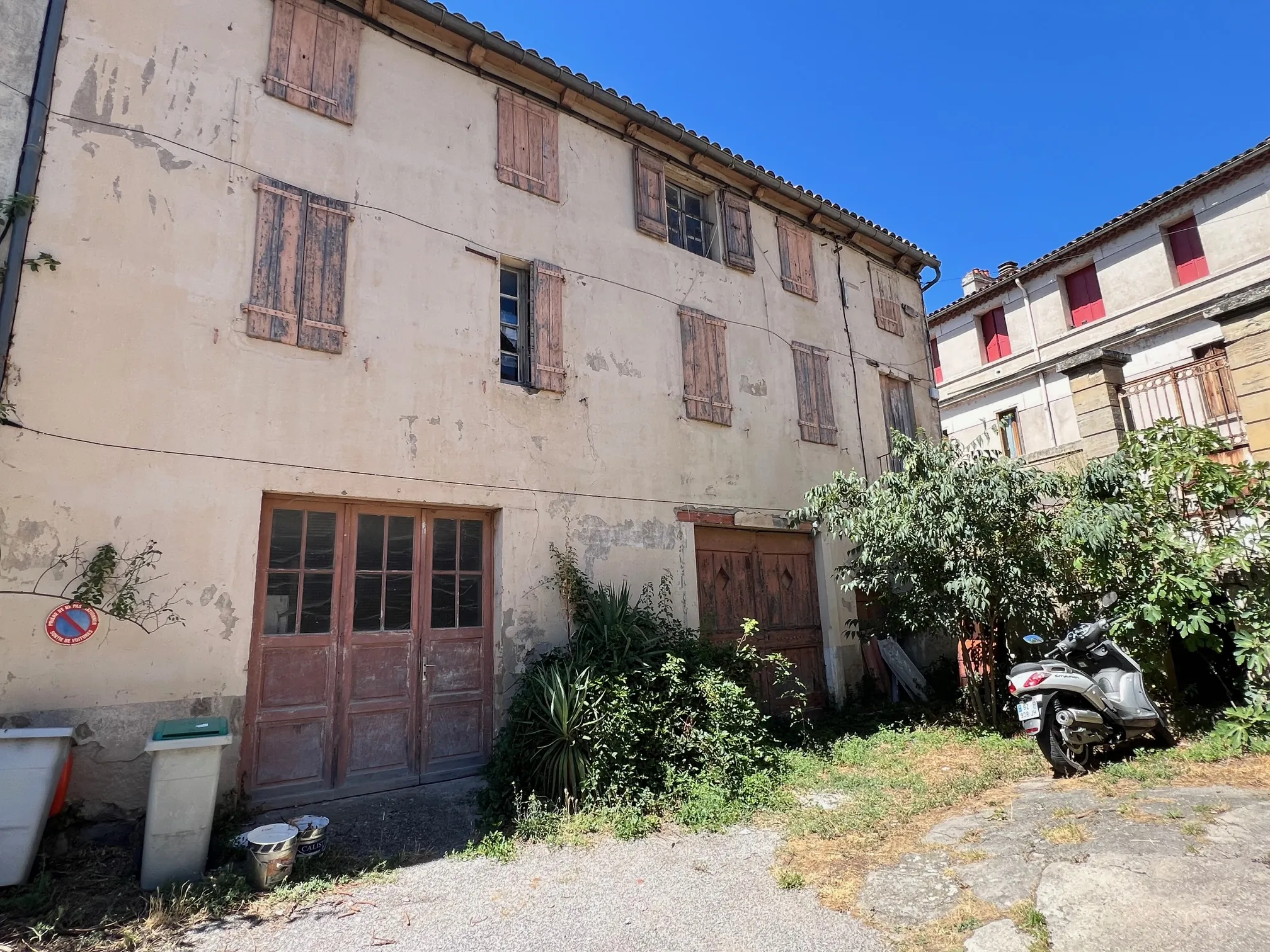 Maison à rénover avec garages à Millau dans un environnement paisible