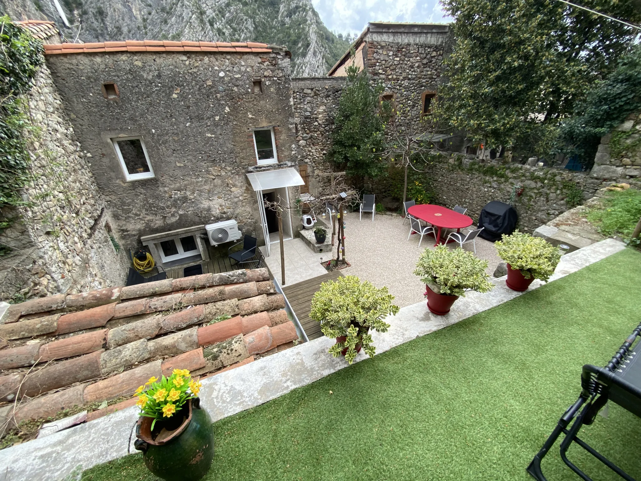 Maison de village rénovée avec jardin, garage et maison à rénover à Anduze - Potentiel d'investissement 