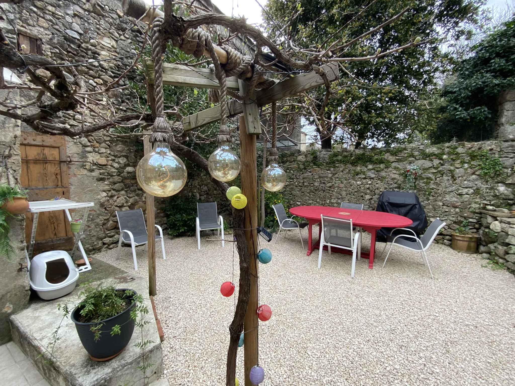 Maison de village rénovée avec jardin, garage et maison à rénover à Anduze - Potentiel d'investissement 