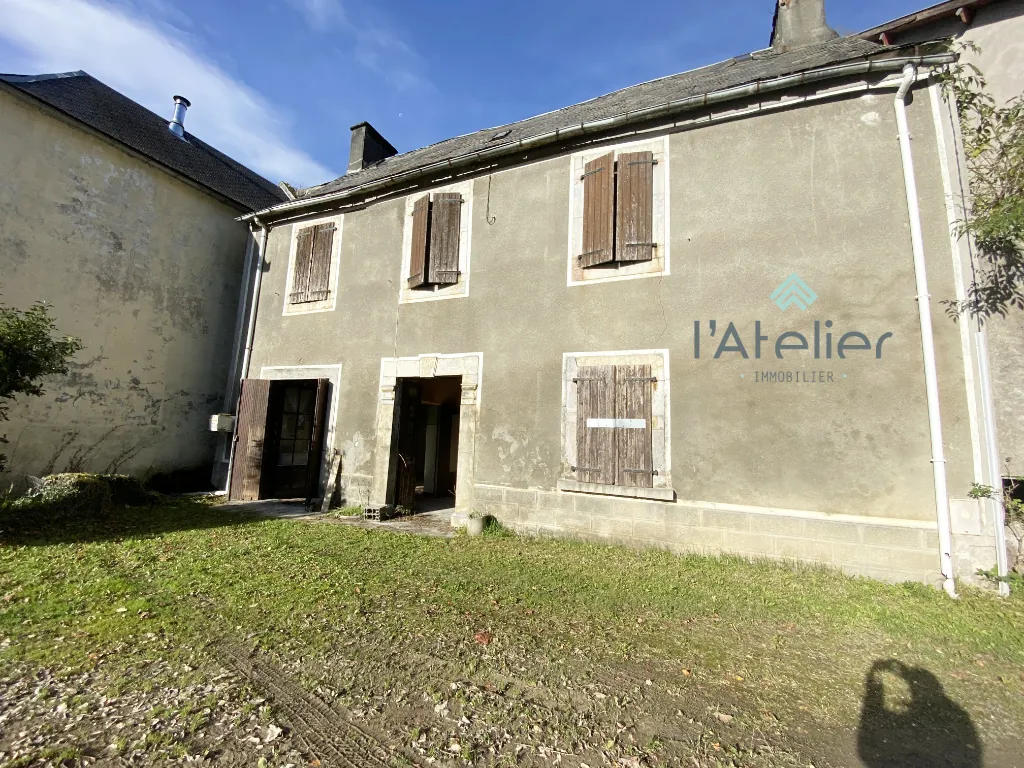 Maison en pierre du XVIIIe siècle à rénover dans le Piémont Pyrénéen