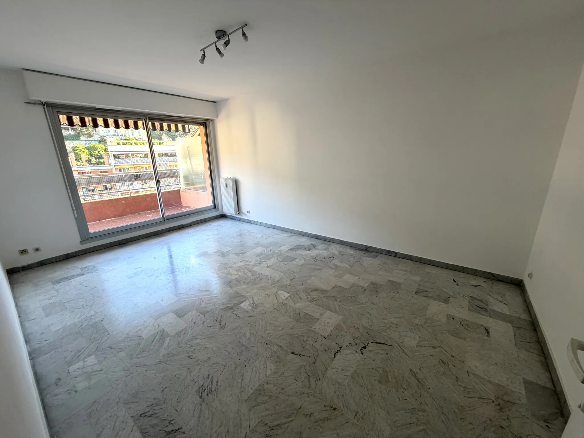 Magnifique appartement T3 en dernier étage avec terrasse et garage à Menton 